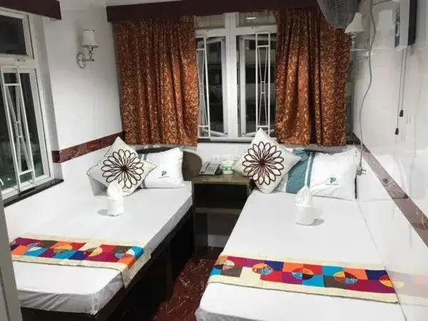 cot, Seating Area in Ashoka Hostel