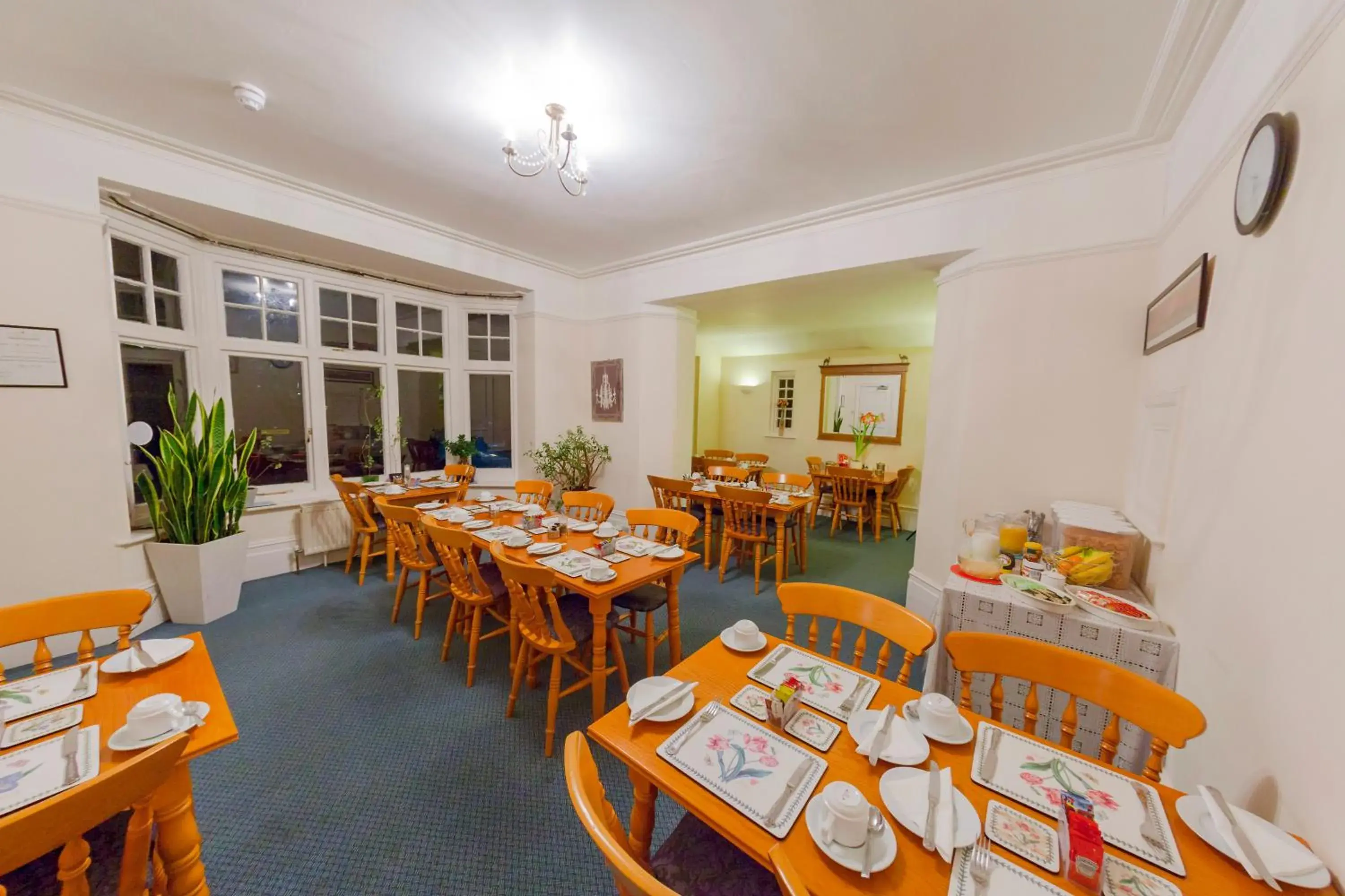 Restaurant/Places to Eat in Gatwick Turret Guest House