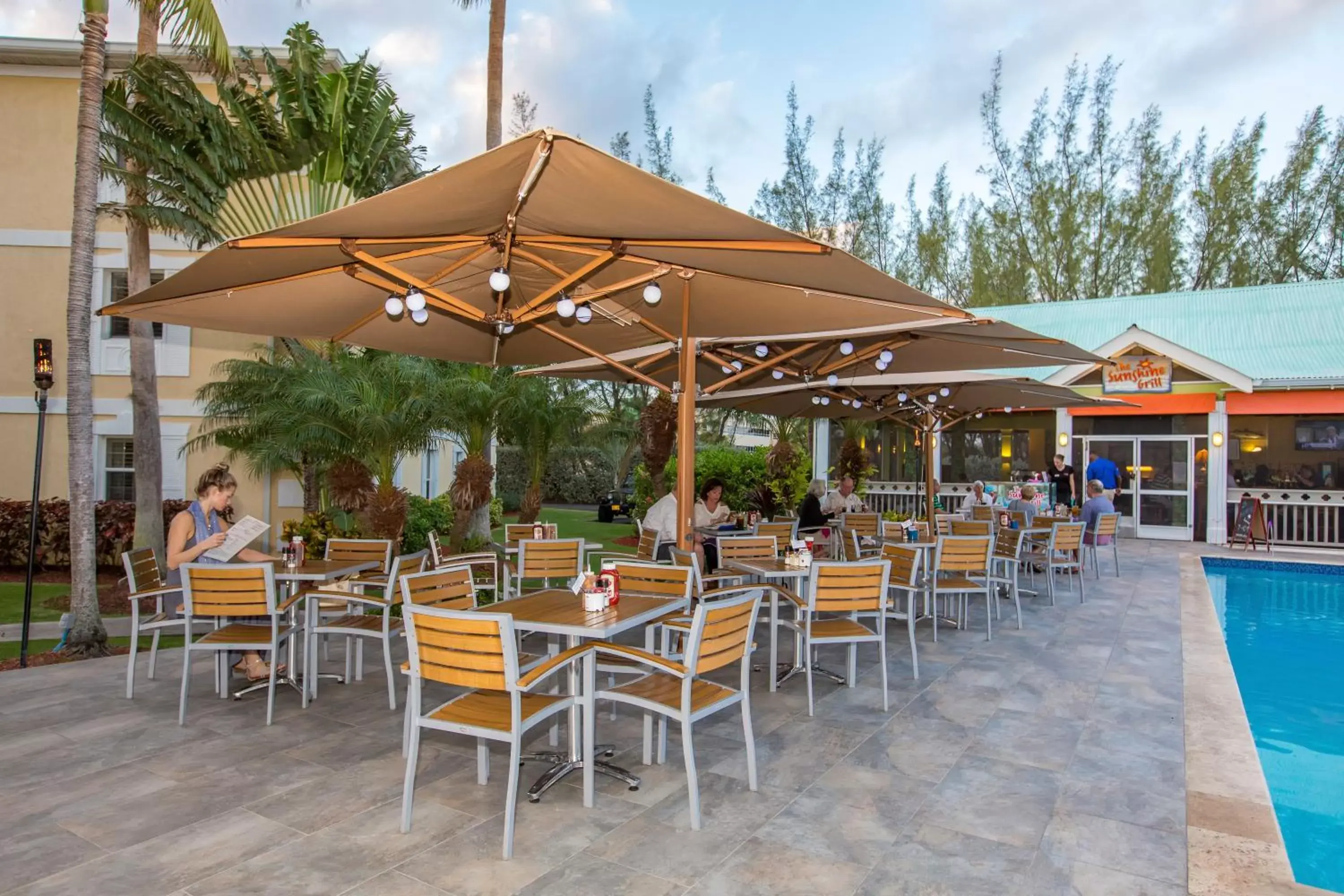 Restaurant/Places to Eat in Sunshine Suites Resort