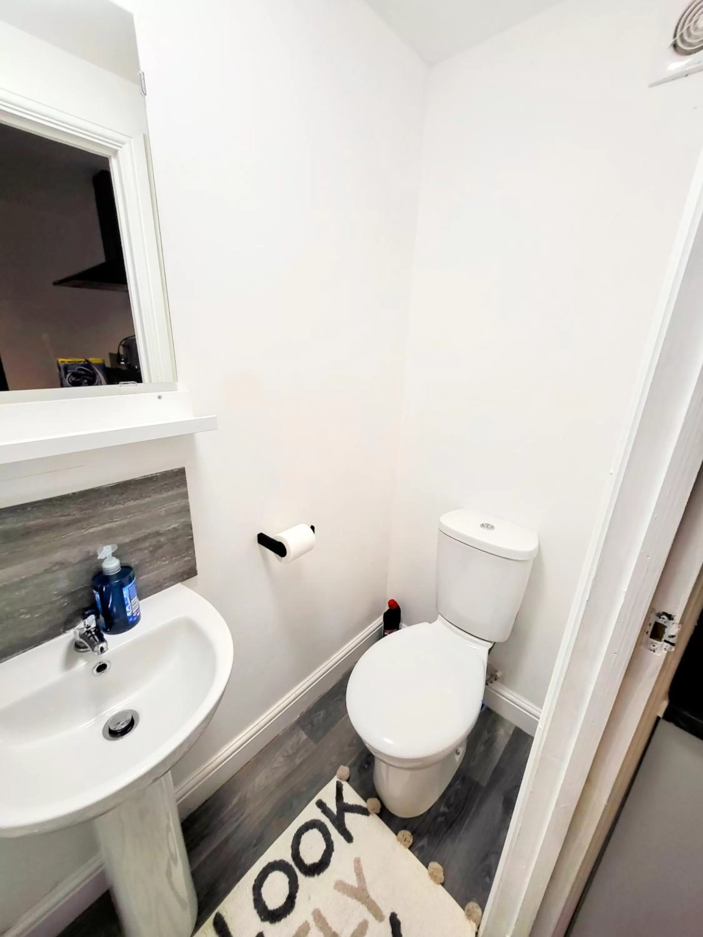 Toilet, Bathroom in Burford Road - Stay. Sleep. Rest.