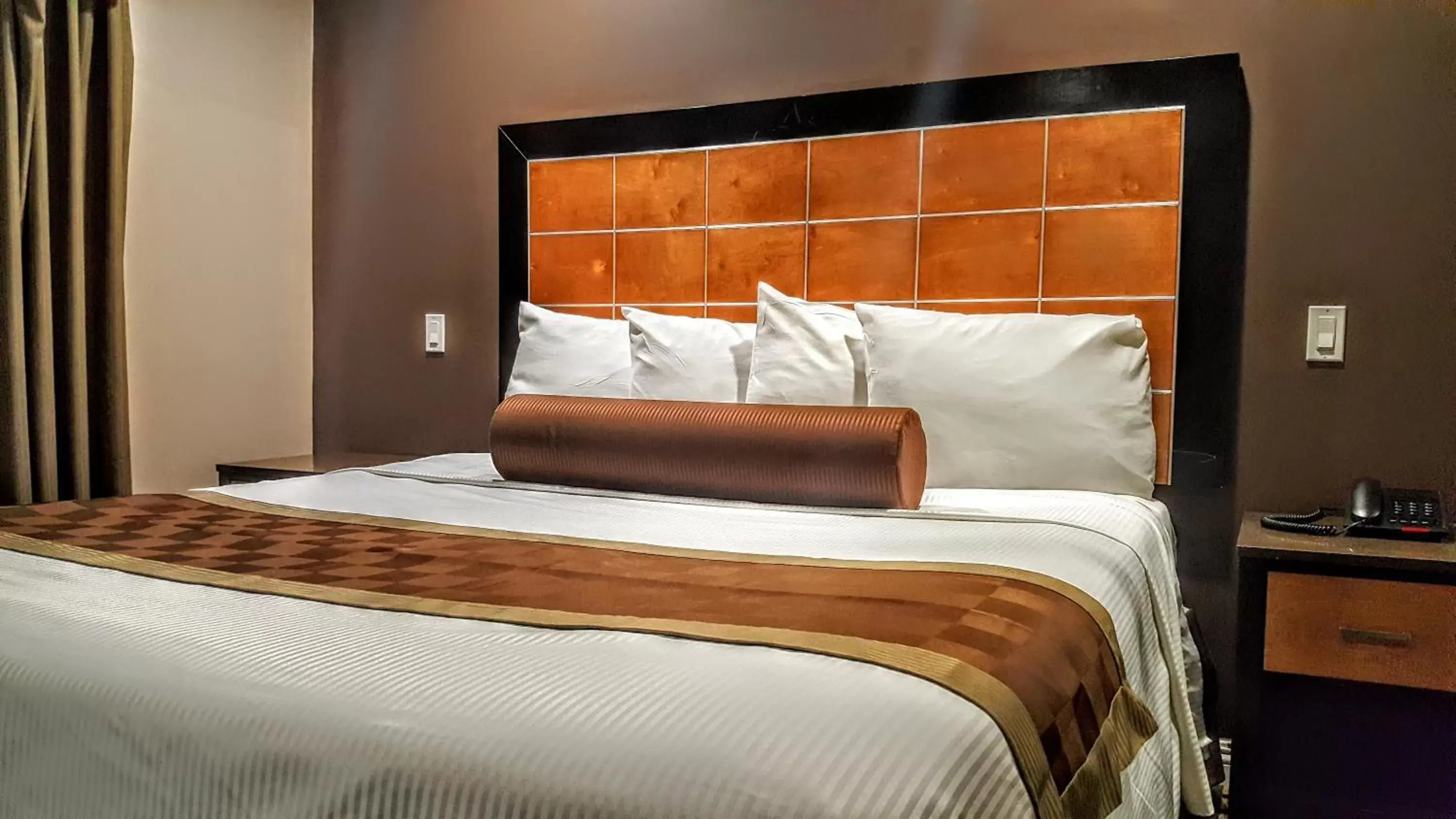 Bed, Room Photo in Gardena Terrace Inn