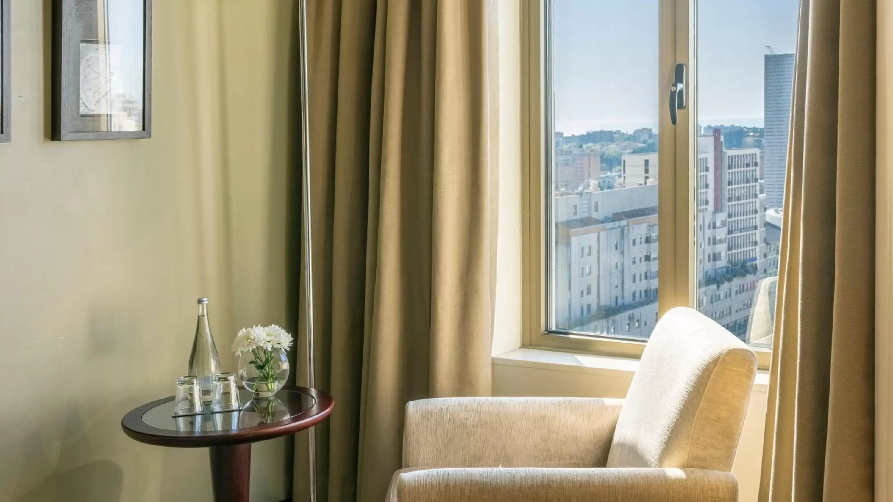 Photo of the whole room, Seating Area in Crowne Plaza Porto, an IHG Hotel