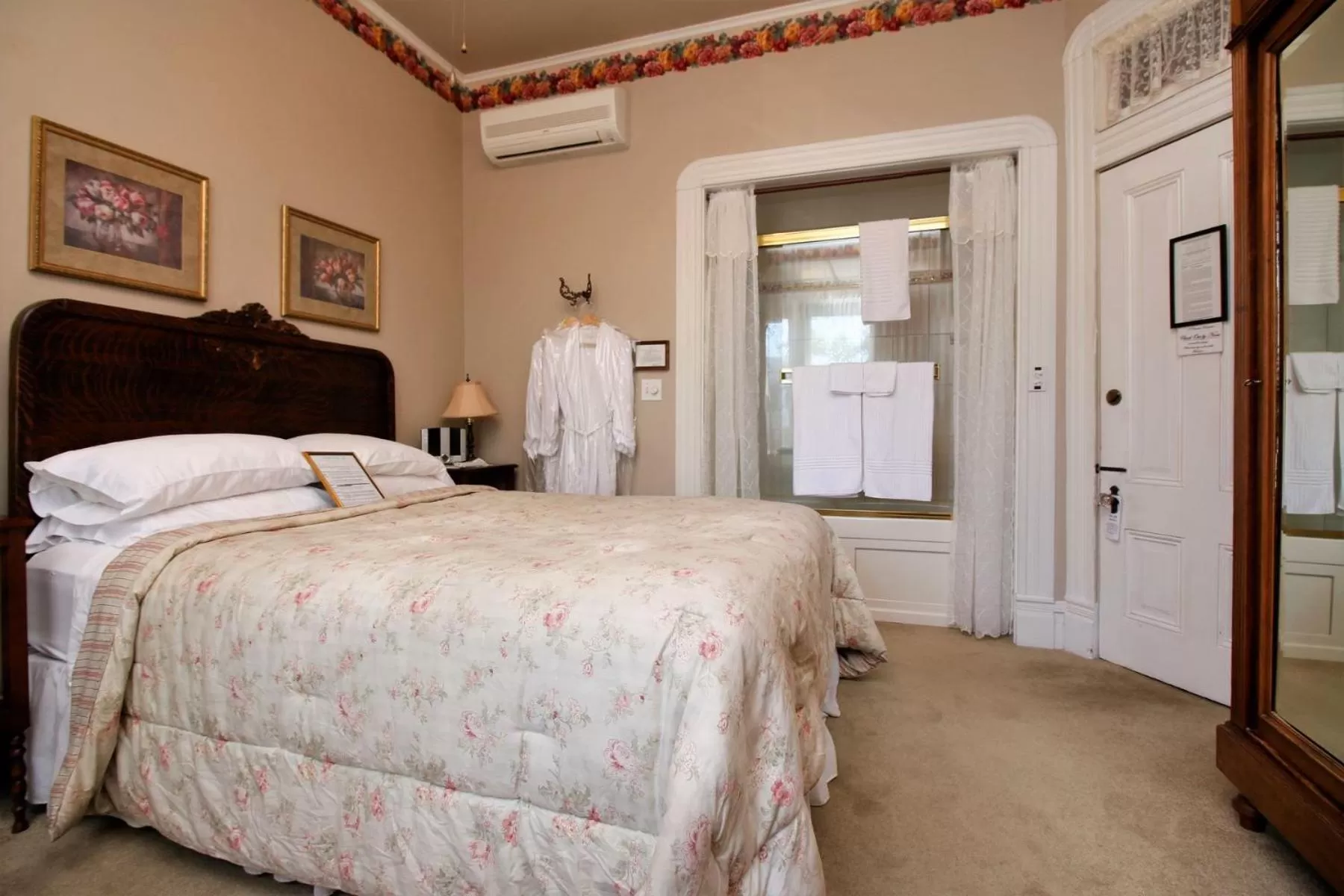 Decorative detail, Bed in Bradford Place Inn (California)
