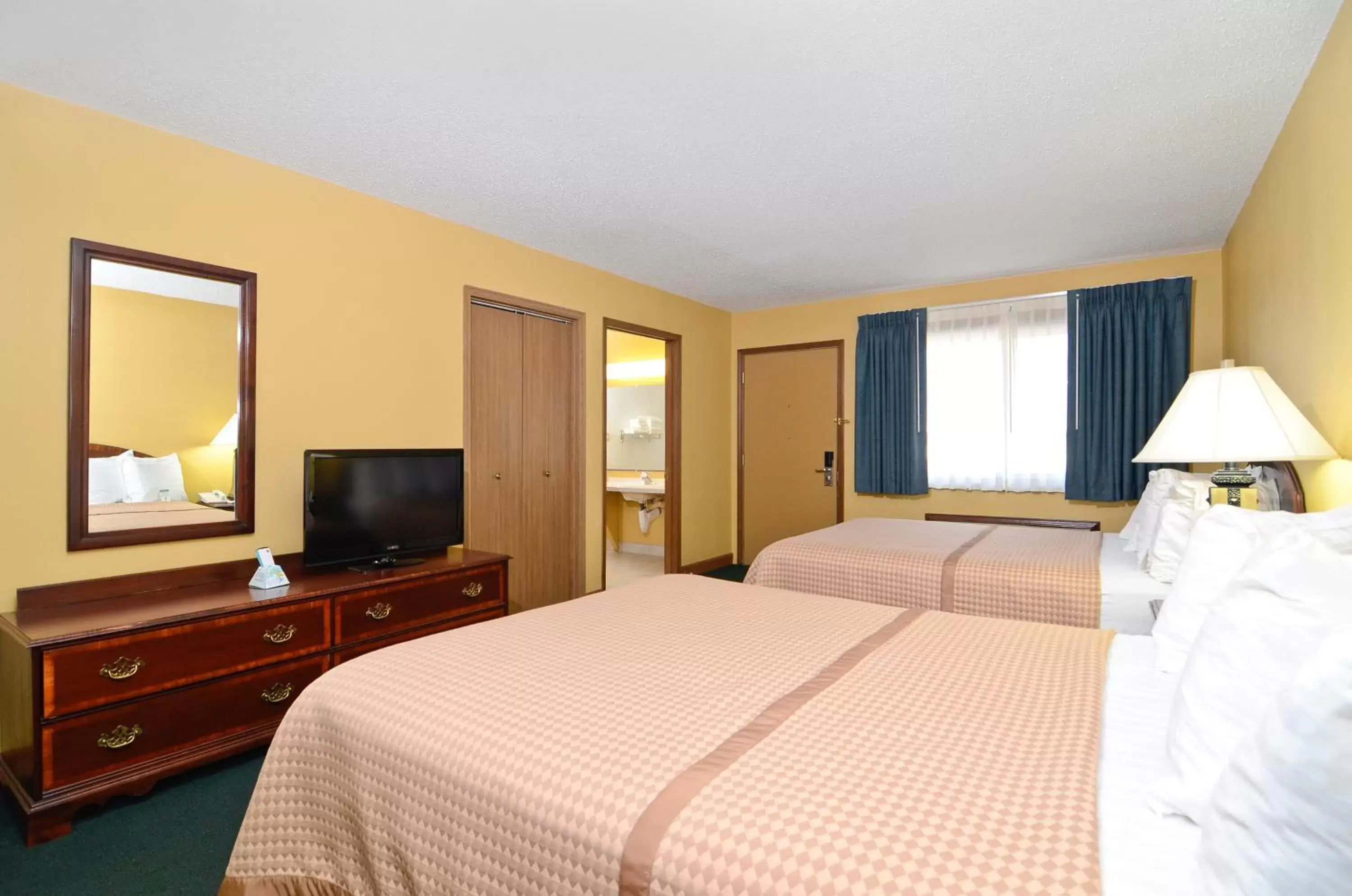 Bed in Americas Best Value Inn Iola