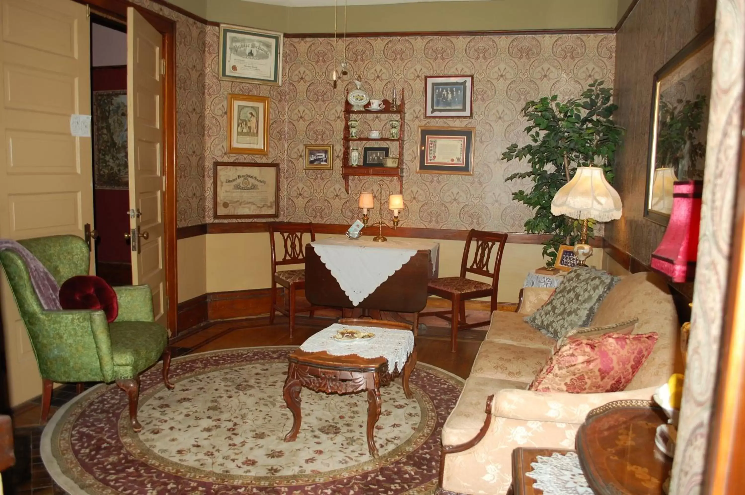 Seating area, Restaurant/Places to Eat in Schuster Mansion Bed & Breakfast