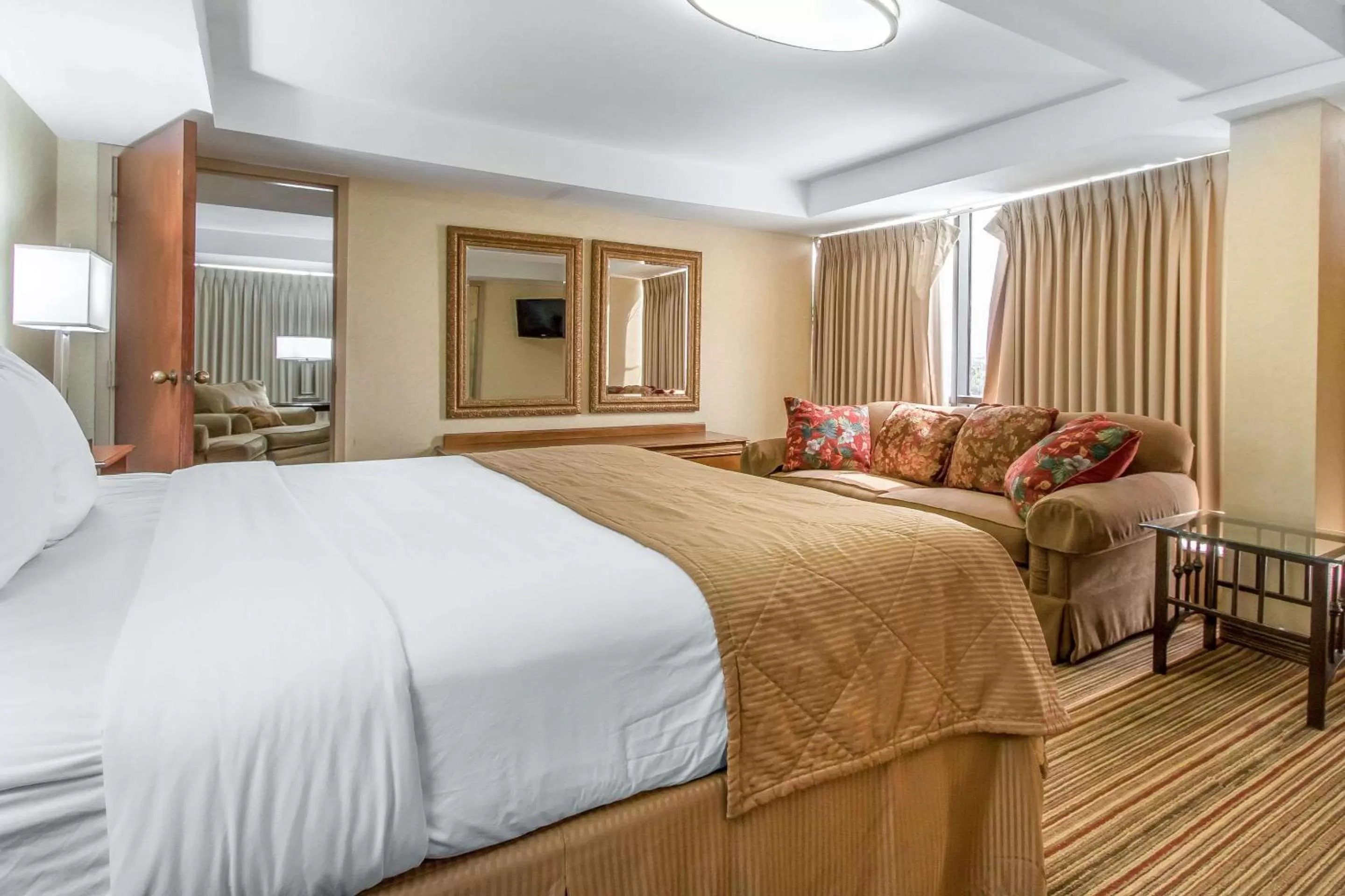 Photo of the whole room, Bed in Clarion Hotel Broken Arrow - Tulsa