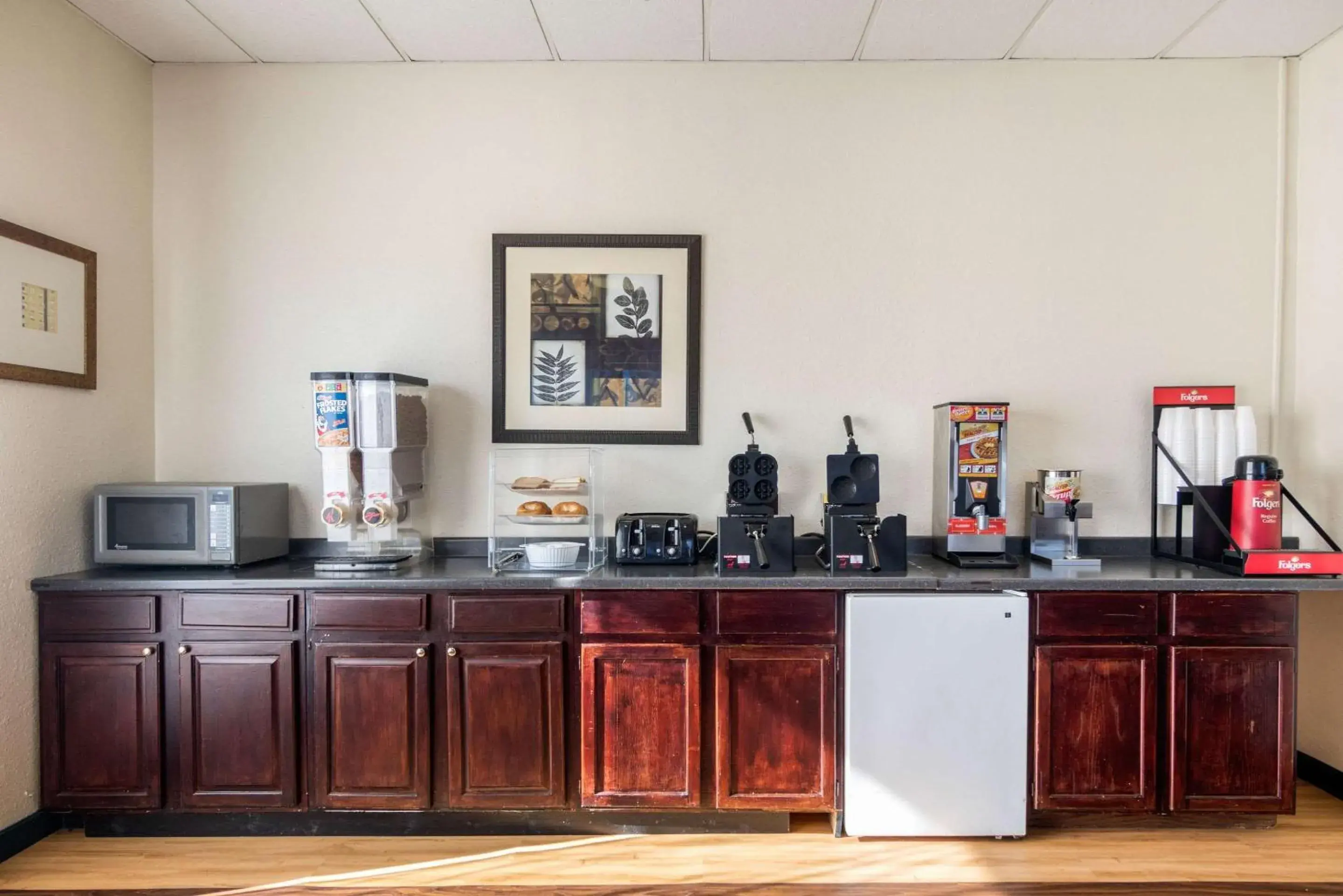 Restaurant/places to eat, Kitchen/Kitchenette in Econo Lodge Inn & Suites Conference Center Dublin