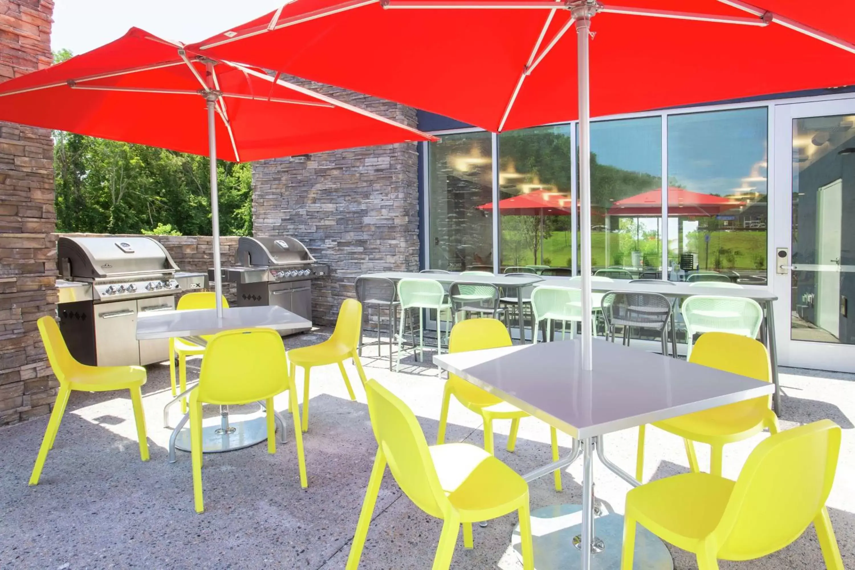 Patio, Restaurant/Places to Eat in Home2 Suites Smithfield Providence