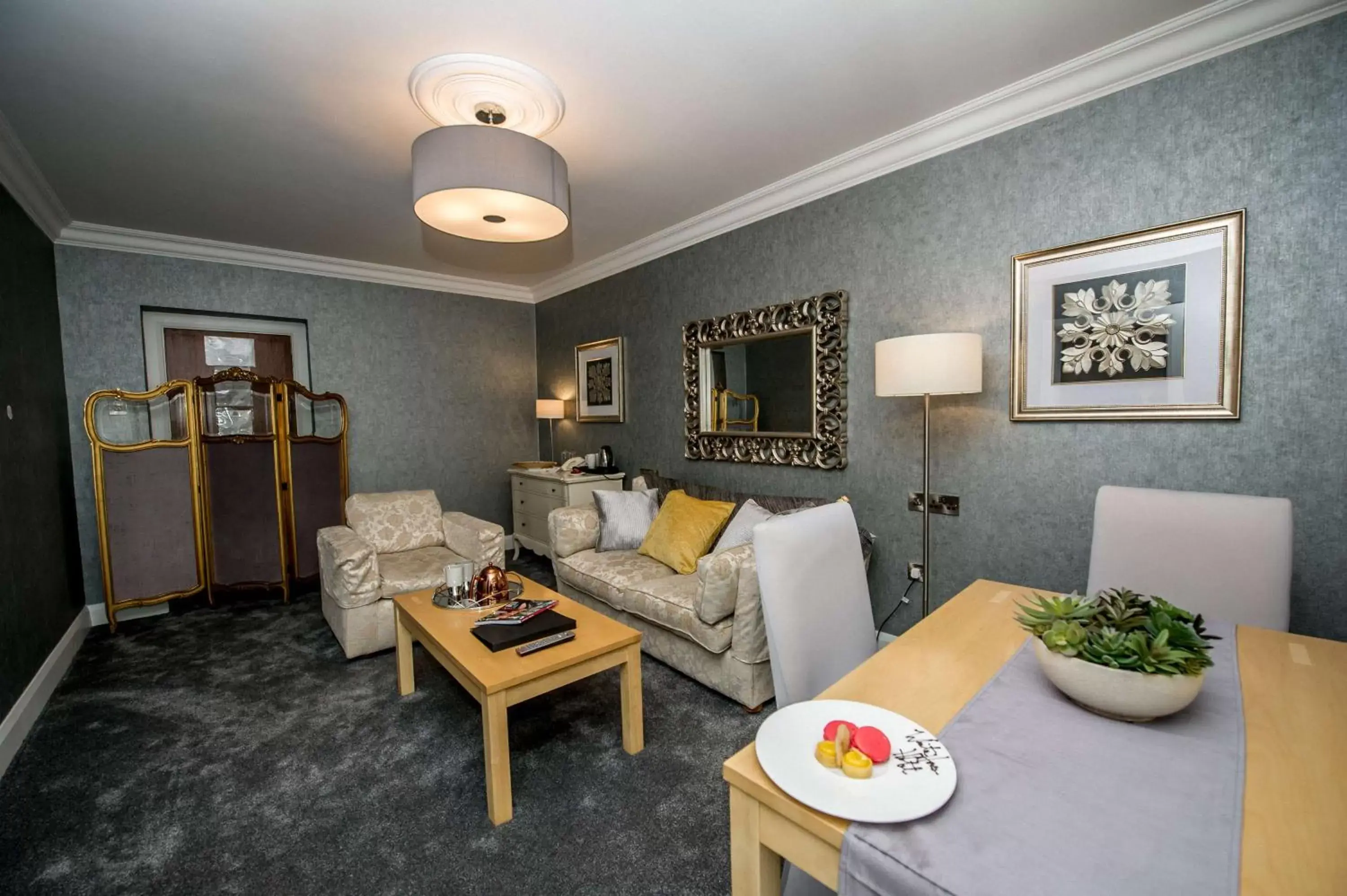 King Suite with Bathtub in Best Western Plus White Horse Hotel King Suite with Bathtub in Best Western Plus White Horse Hotel