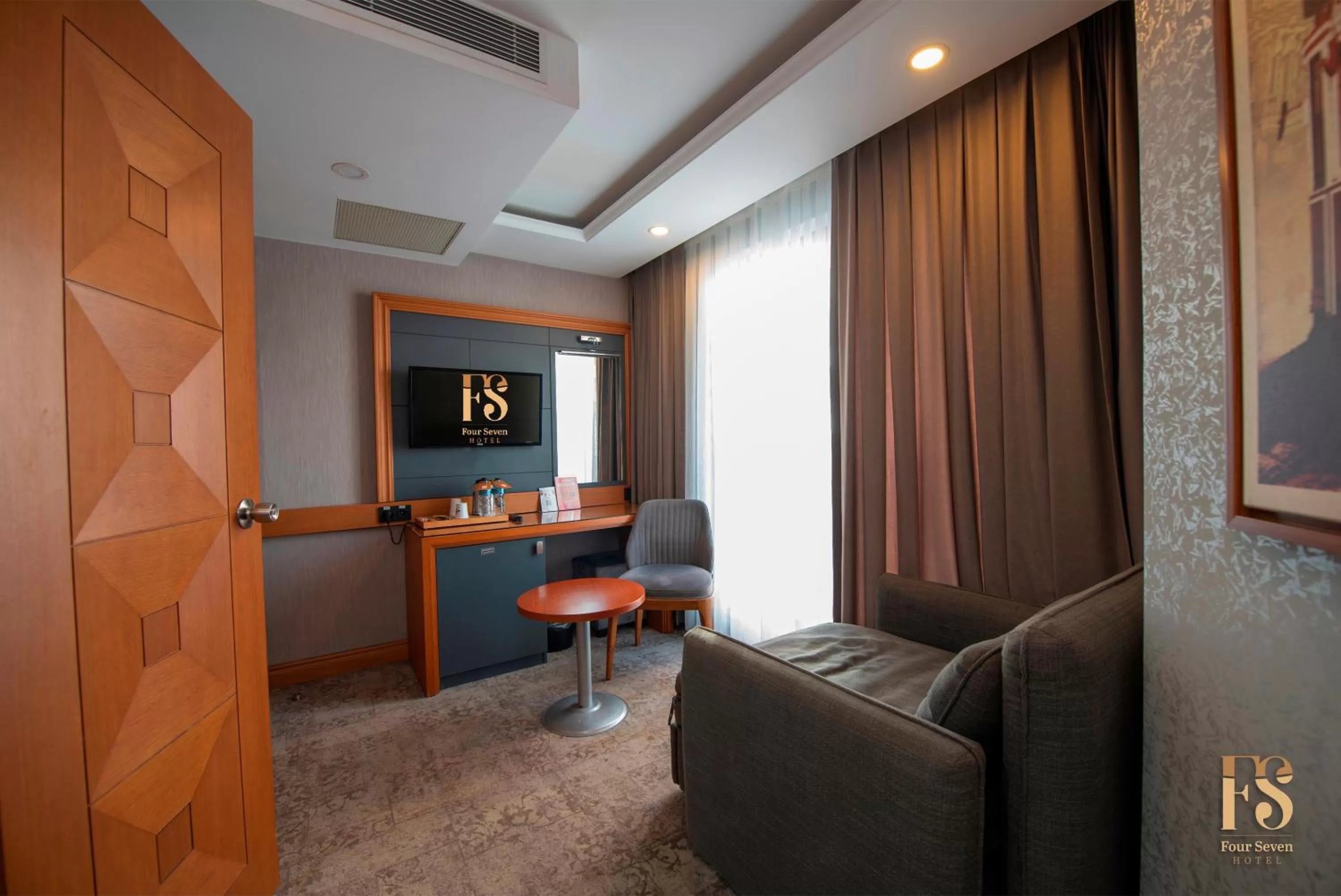 TV and multimedia in FOUR SEVEN HOTEL