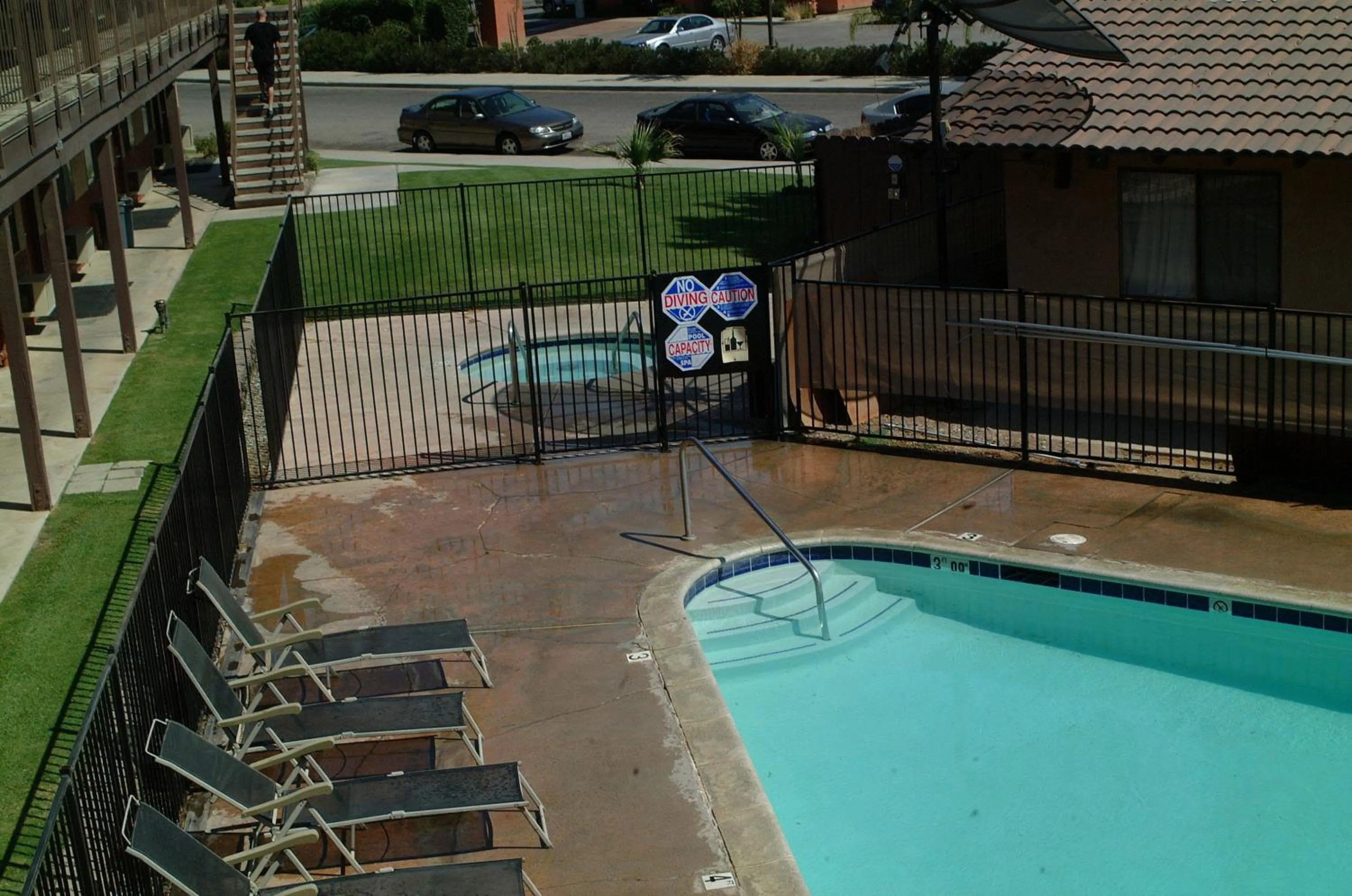Swimming pool in Best Economy Inn & Suites