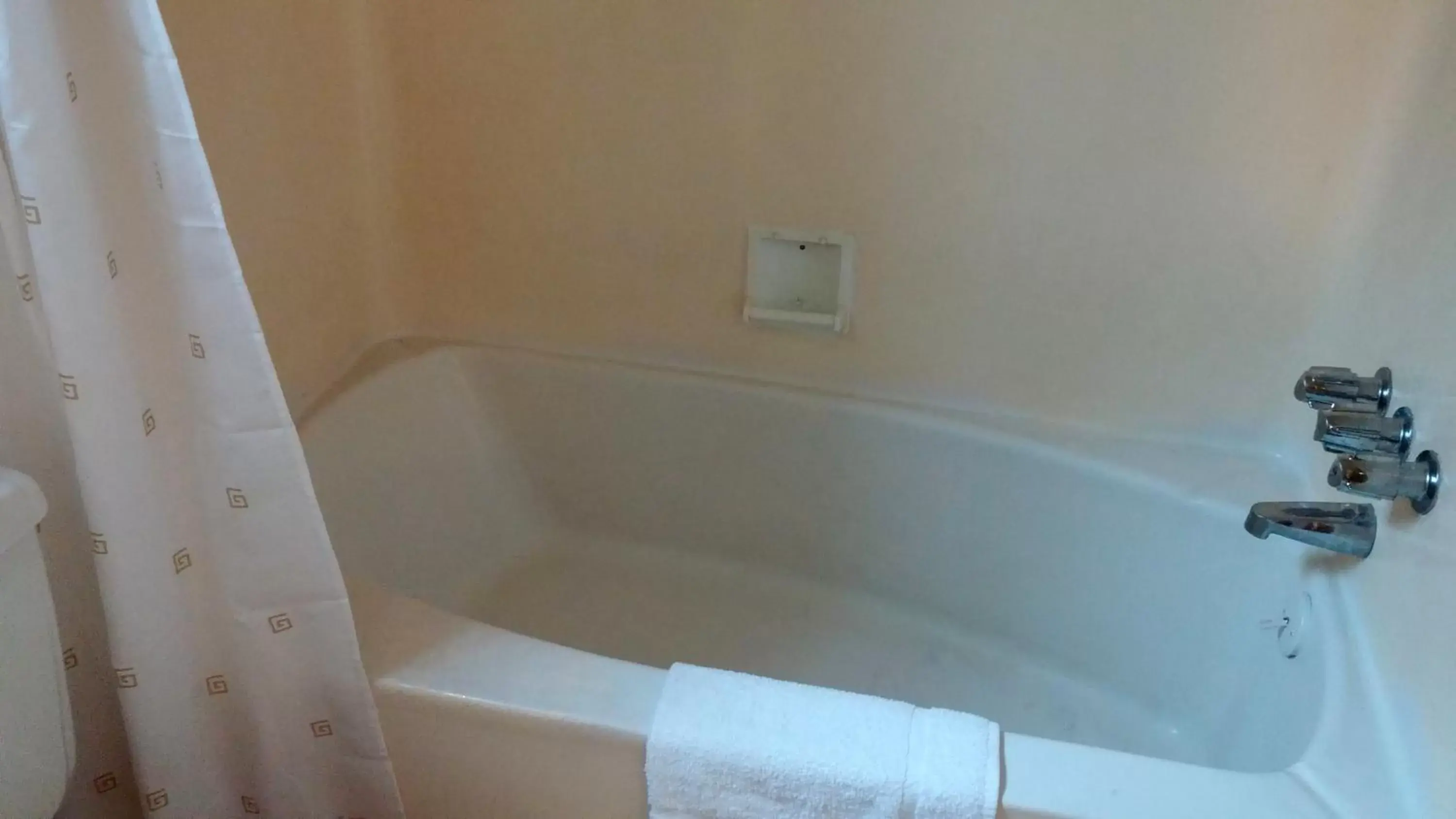 Hot Tub, Bathroom in Grays Harbor Inn & Suites