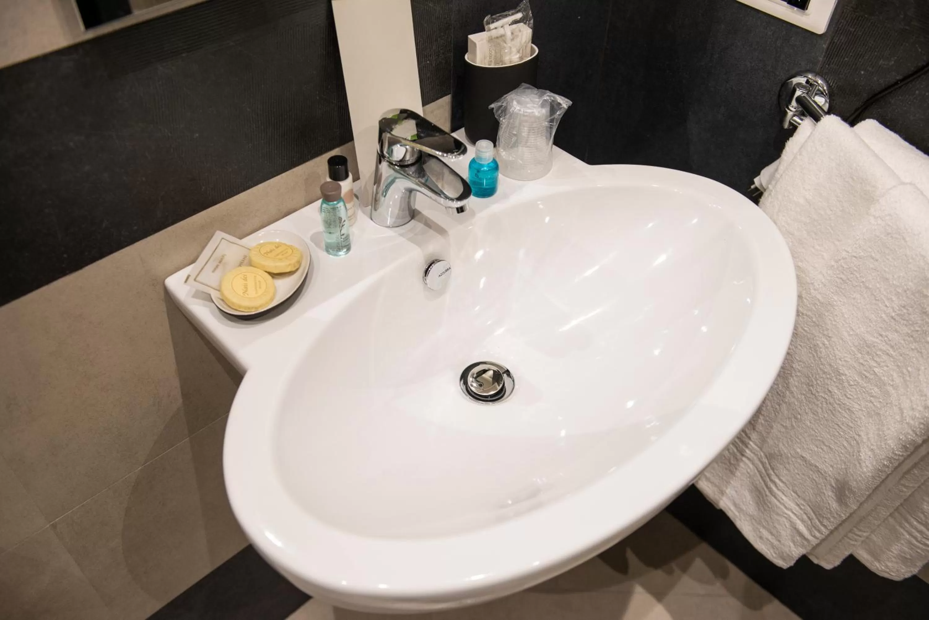 Bathroom in D'amelio'S suites