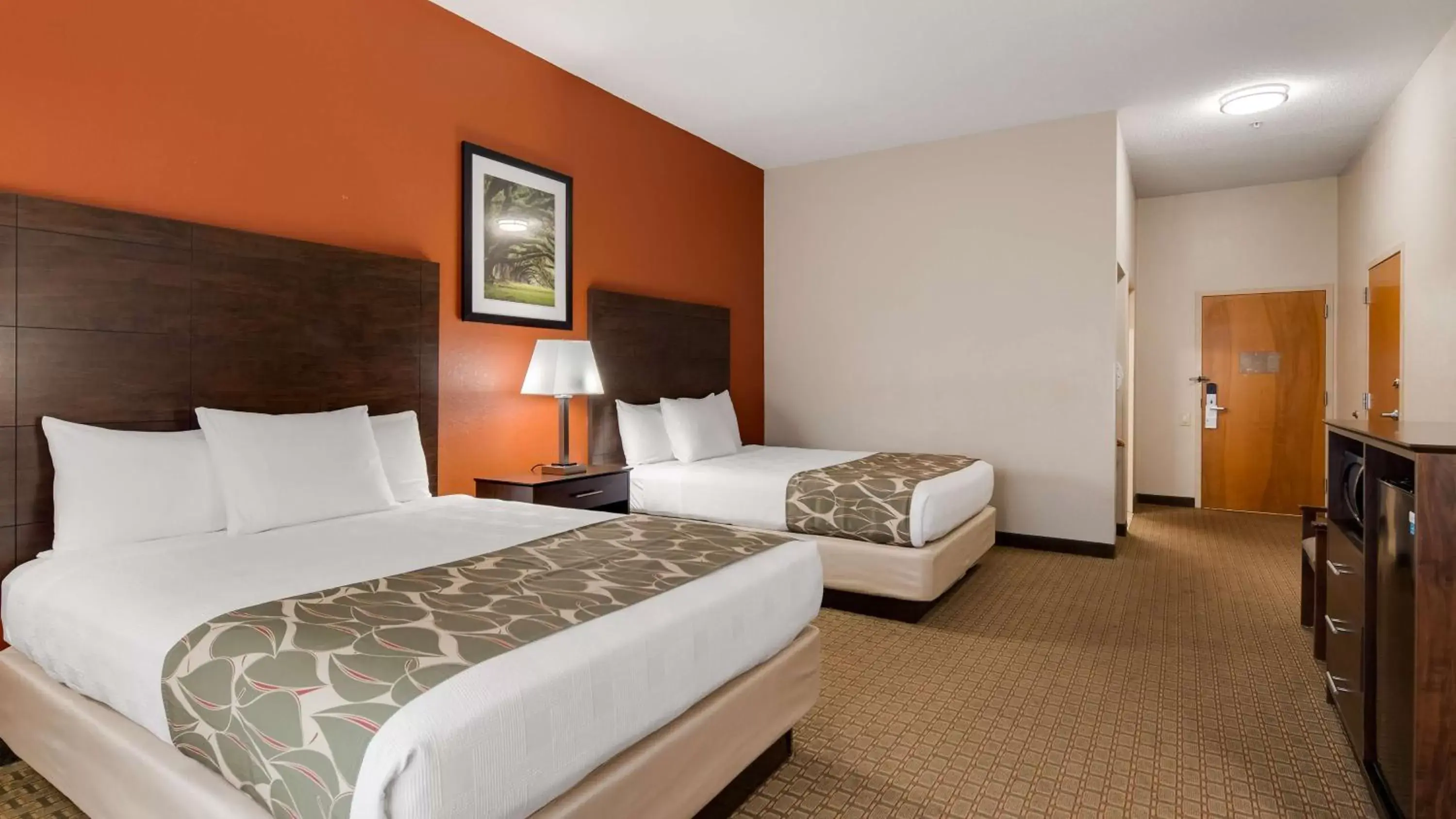 Photo of the whole room, Bed in Best Western Executive Inn - Latta