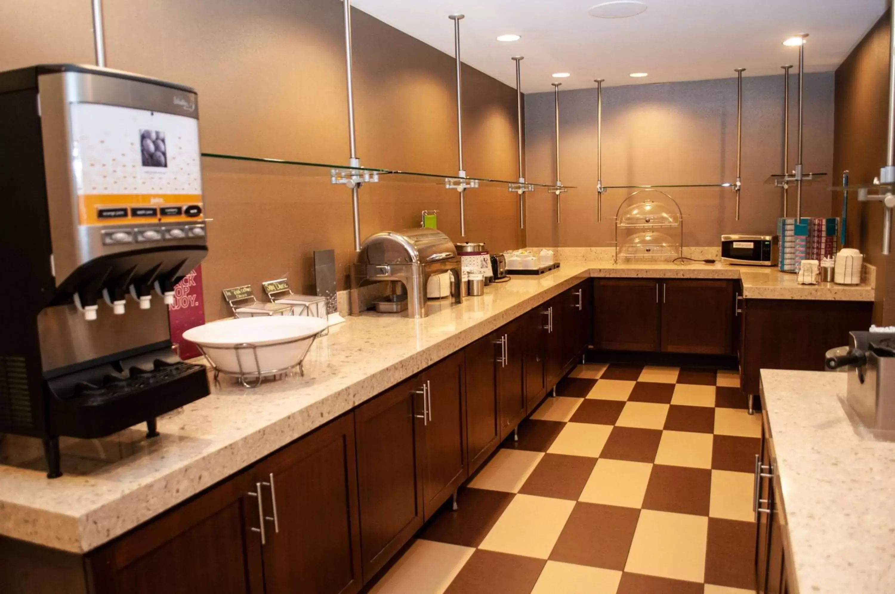 Breakfast, Kitchen/Kitchenette in Hampton Inn Terre Haute