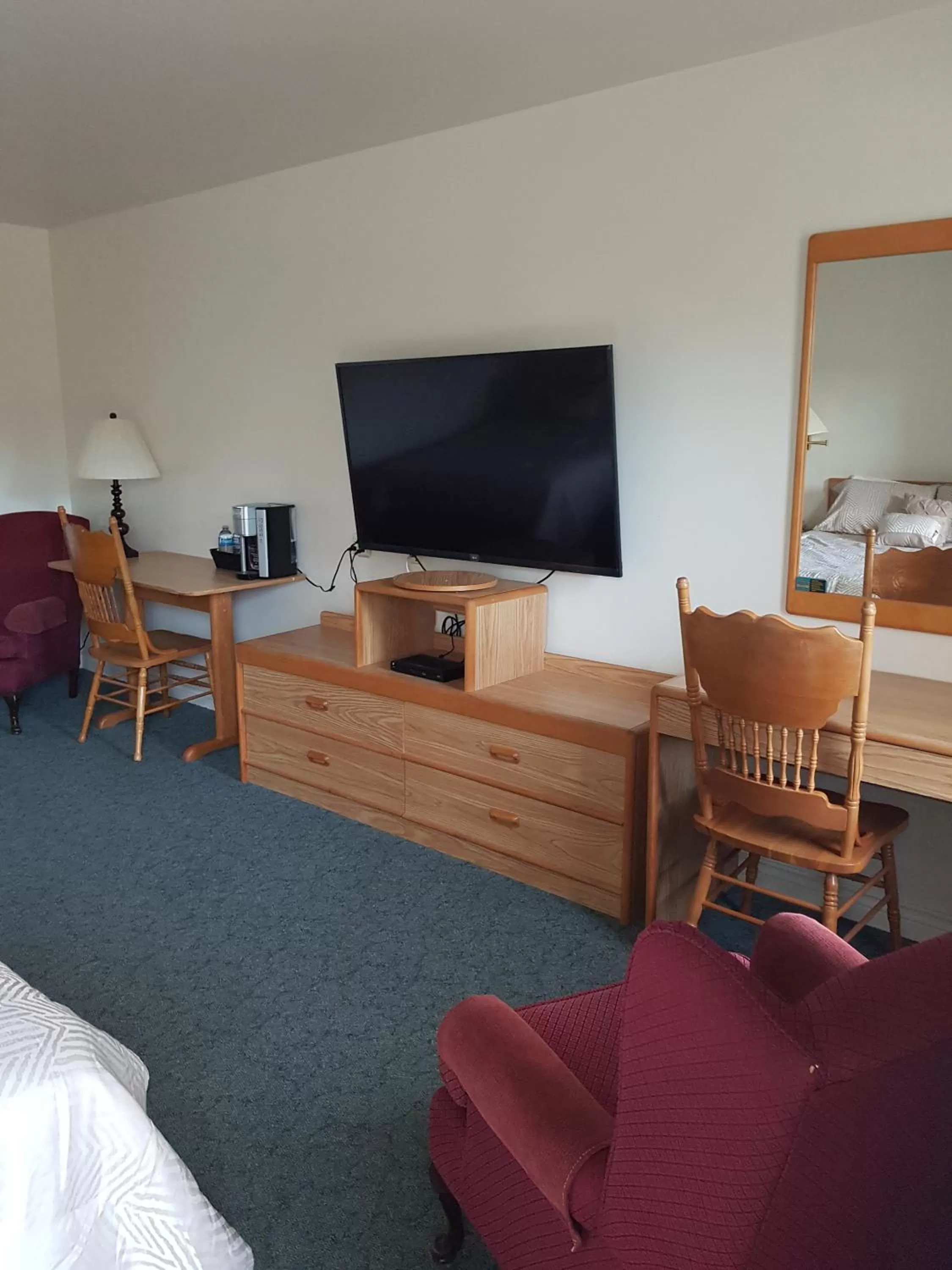 TV/Entertainment Center in Covered Bridge Inn & Suites