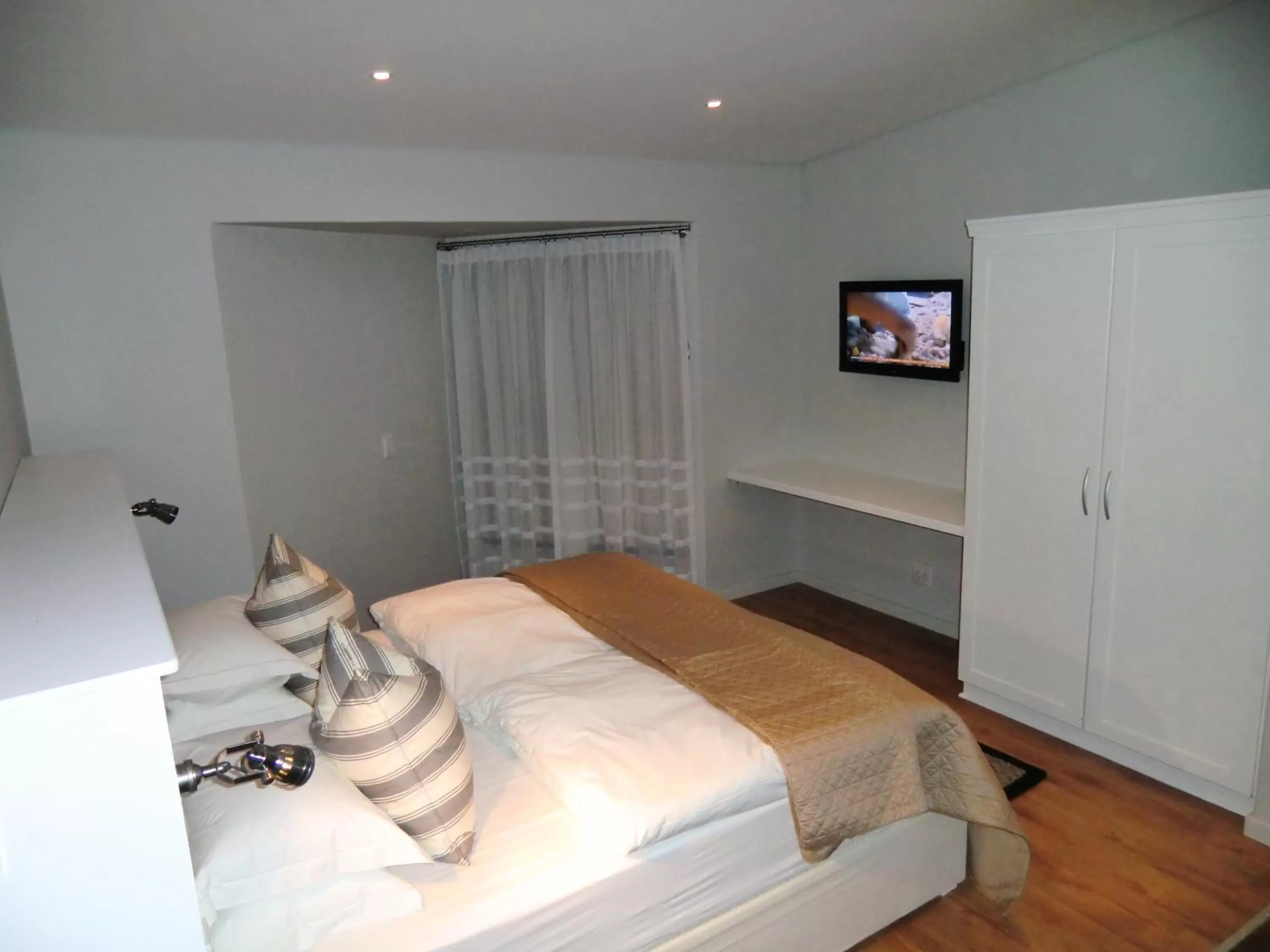 Photo of the whole room, Bed in Oyster Box Guesthouse