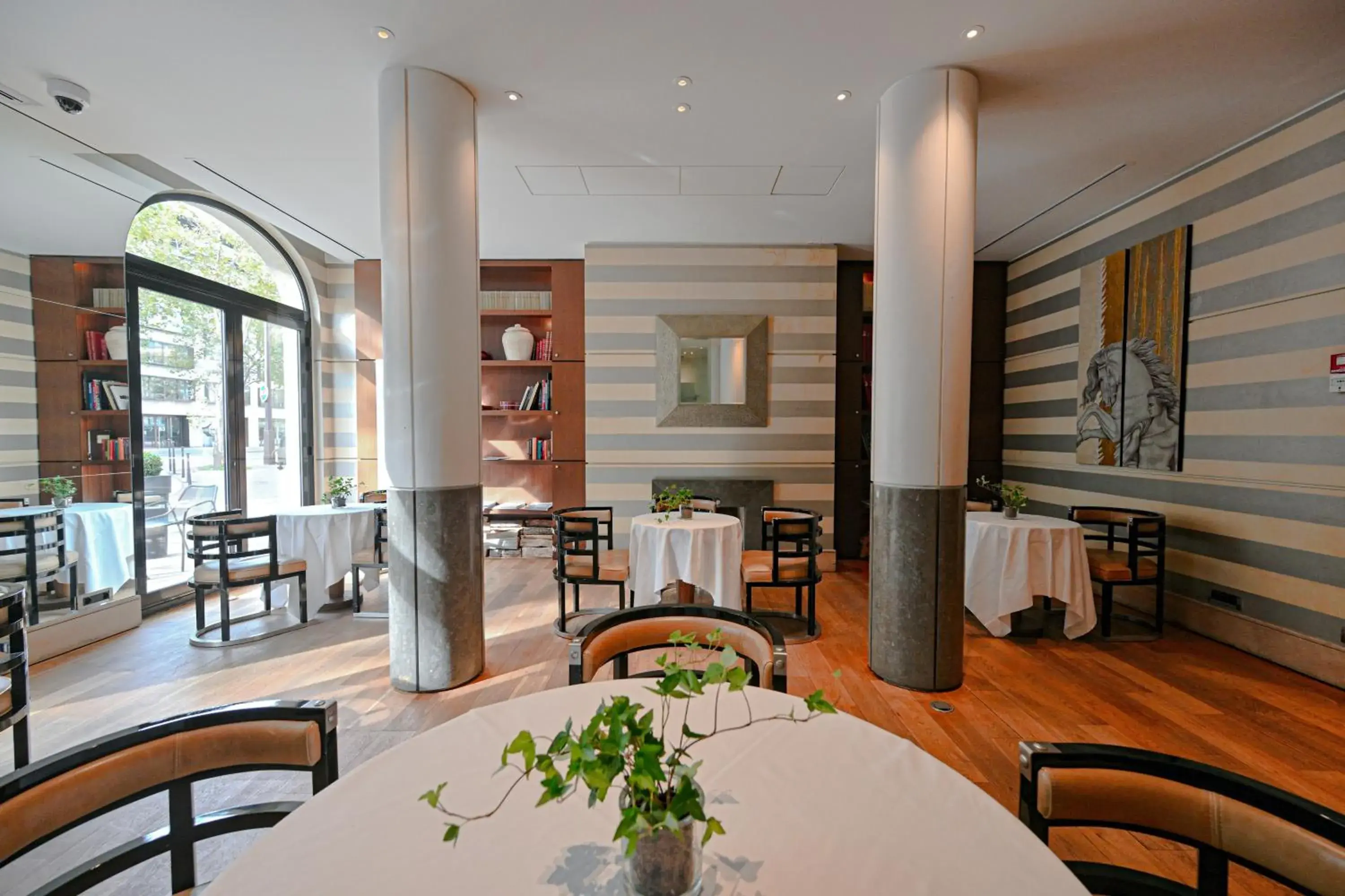 Property building, Restaurant/Places to Eat in Radisson Blu Hotel Champs Elysees (Pet-friendly)