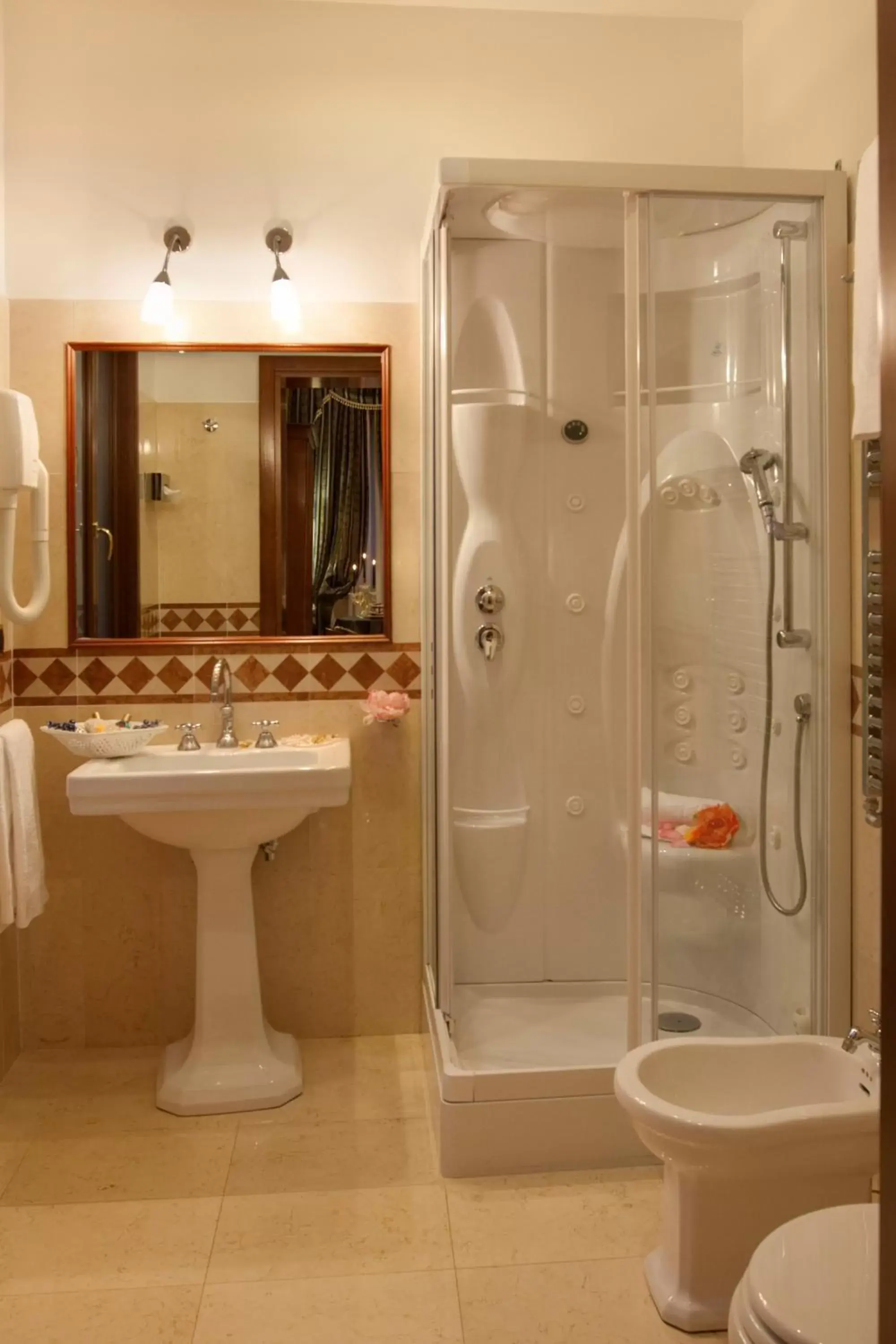 Shower, Bathroom in Hotel Al Ponte Dei Sospiri