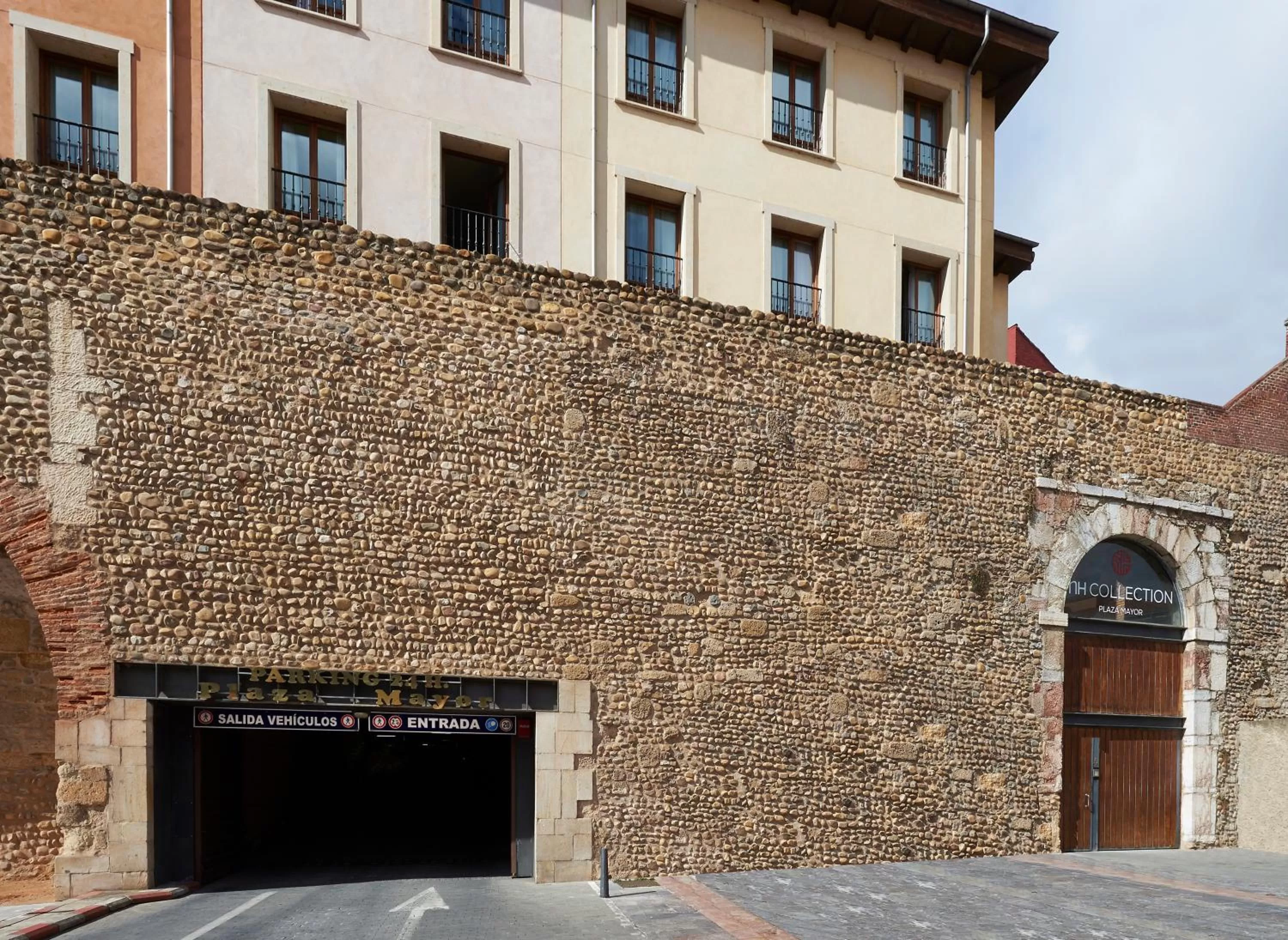 Parking in NH Collection León Plaza Mayor