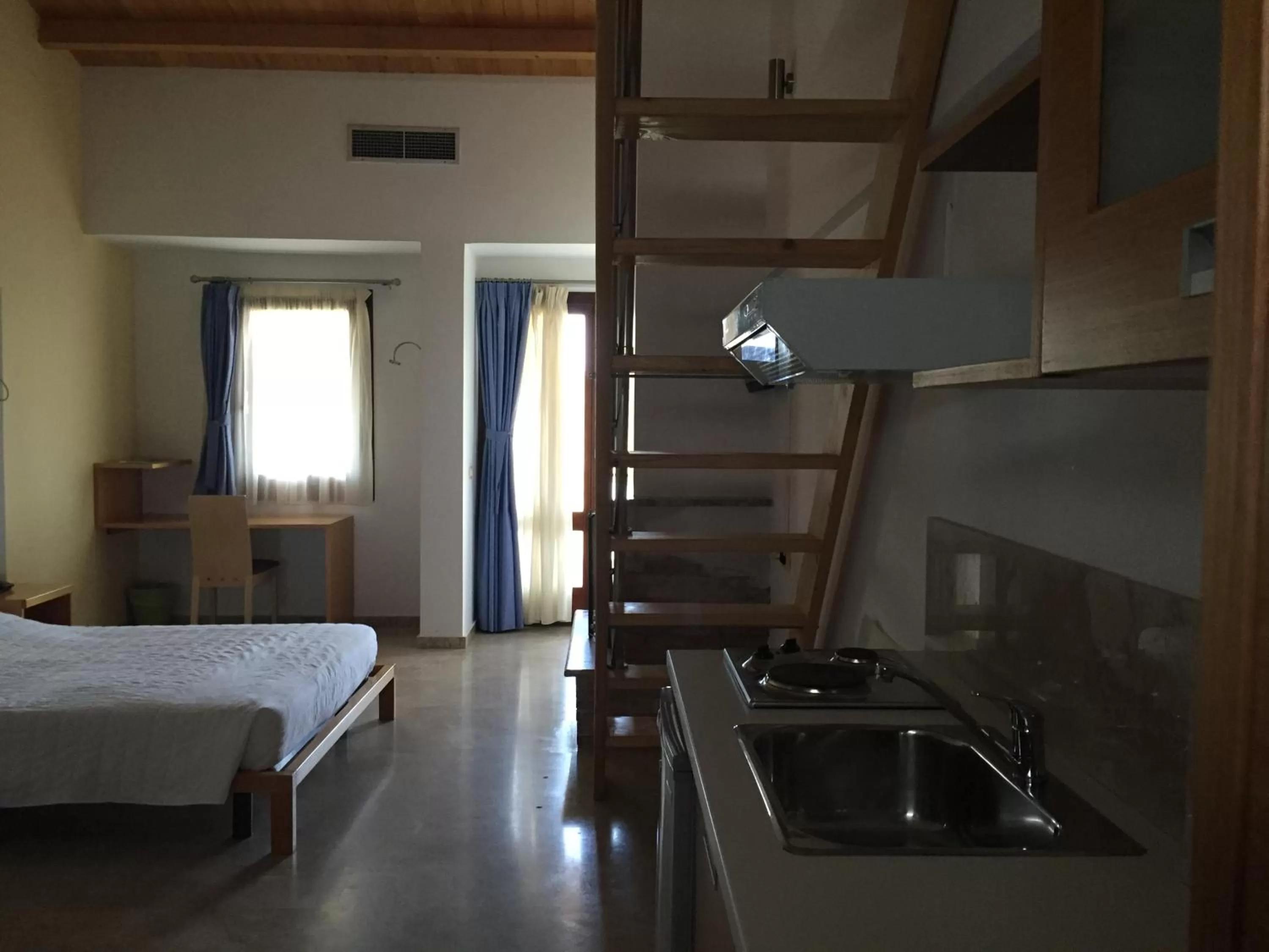 Kitchen or kitchenette, Bed in Hani Inn