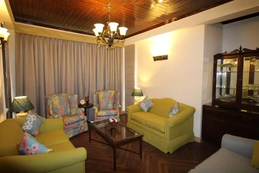 Lounge or bar in The Oaktree House Lounge or bar in The Oaktree House