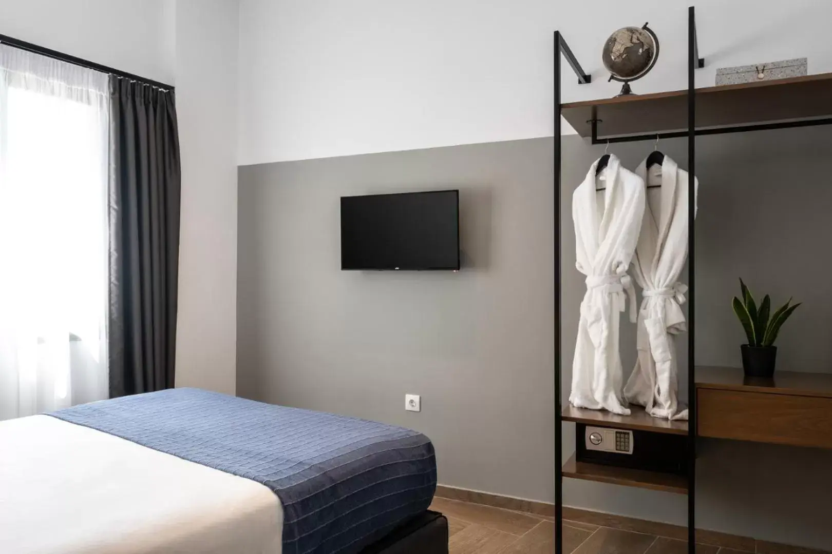 Bed, TV/Entertainment Center in Play Theatrou Athens