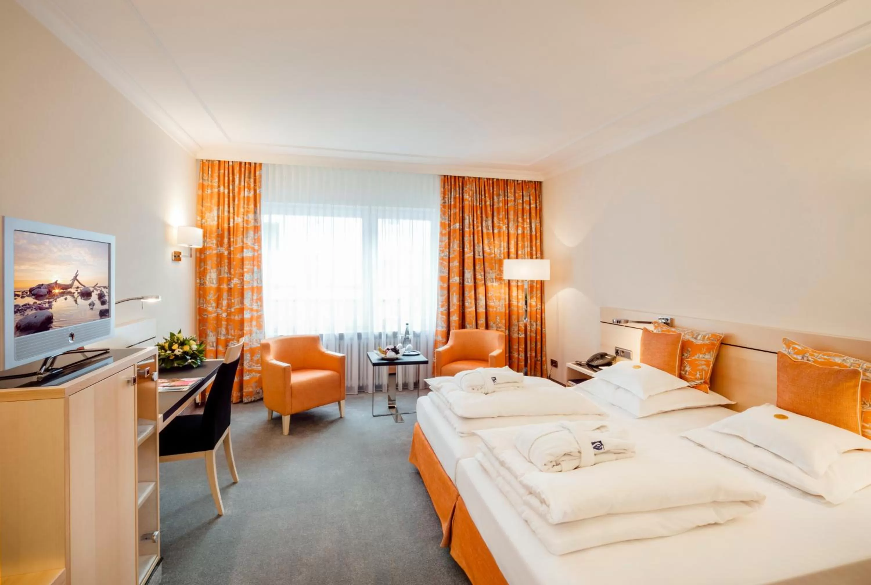 Photo of the whole room, Bed in Hotel Bayerischer Hof