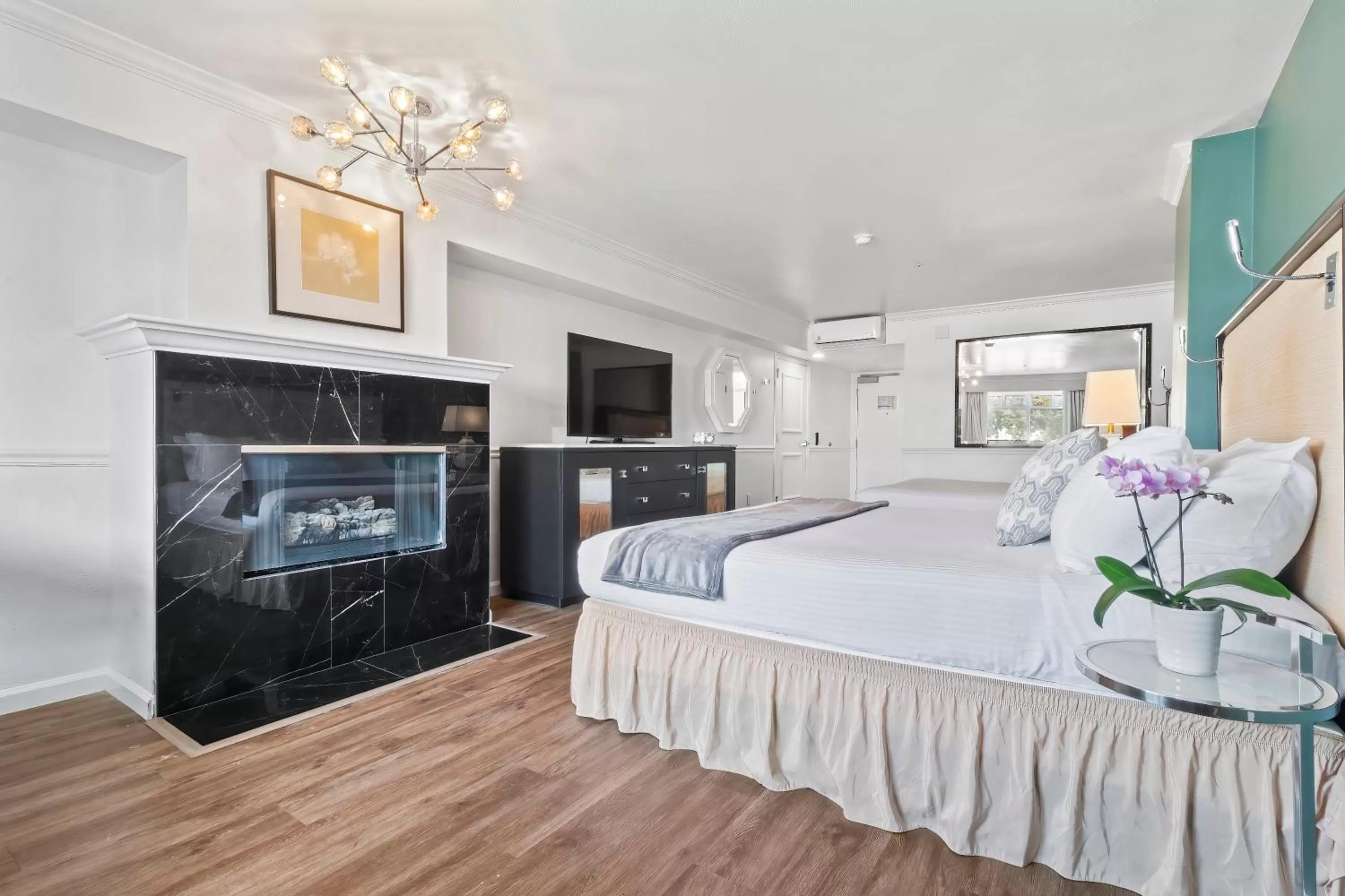 Photo of the whole room, Bed in Ascot Suites Morro Bay