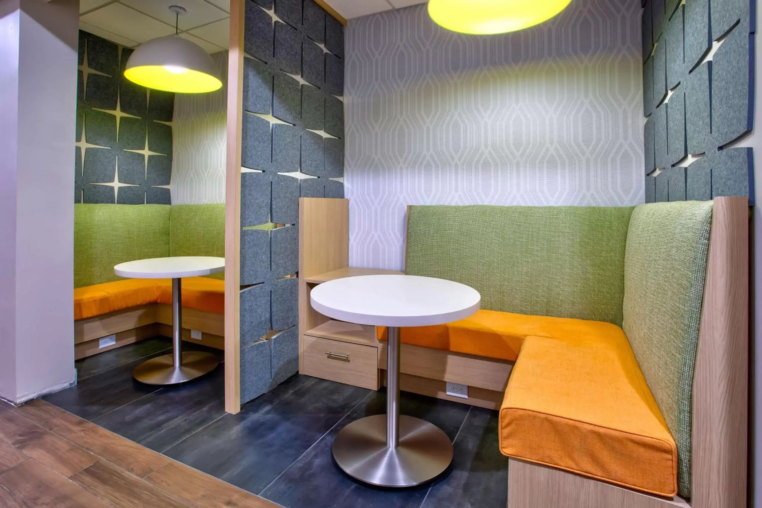 Meeting/conference room, Seating Area in Hampton Inn & Suites By Hilton- Newark Airport Elizabeth