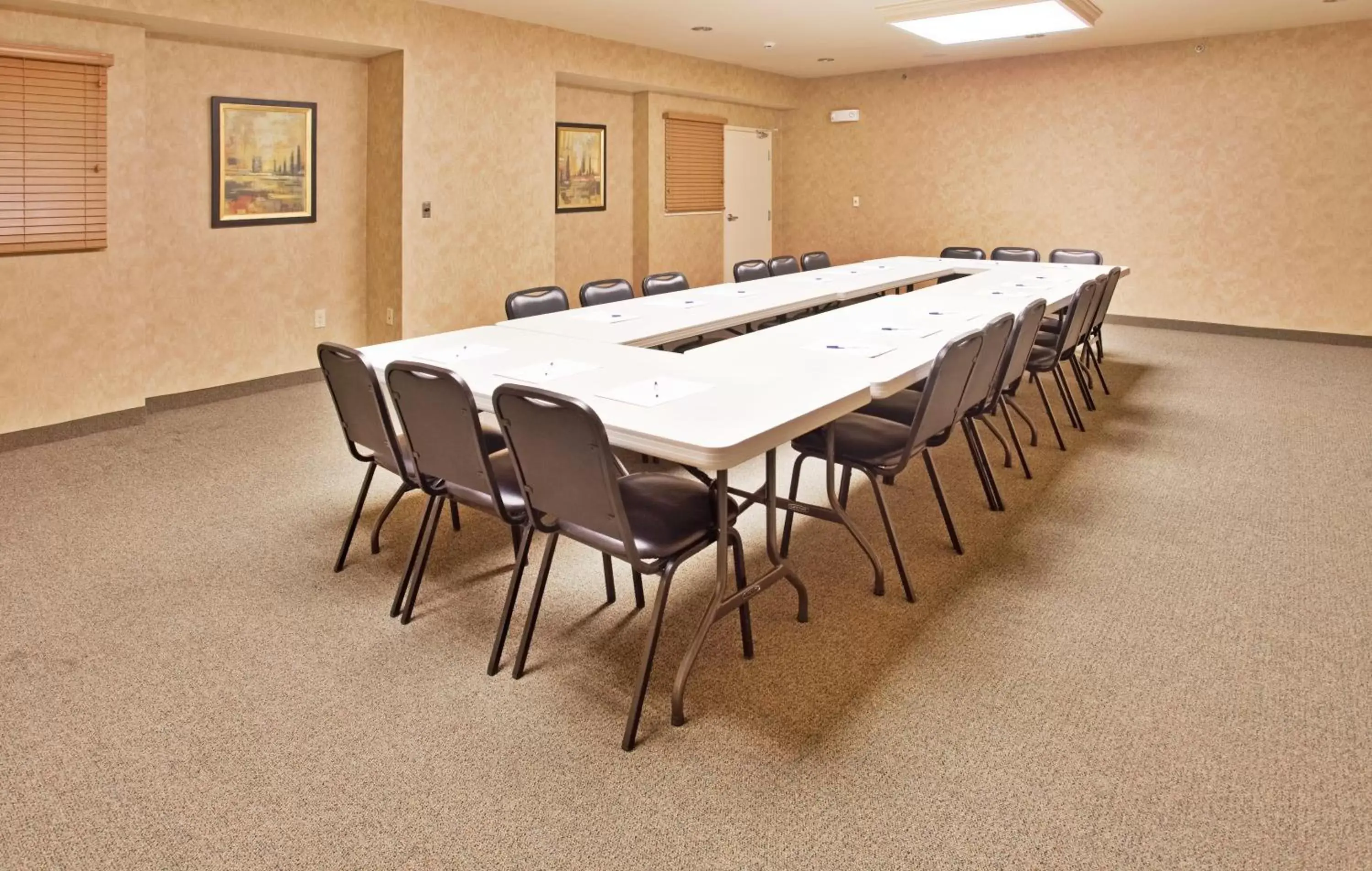 Meeting/conference room in Candlewood Suites Joplin, an IHG Hotel