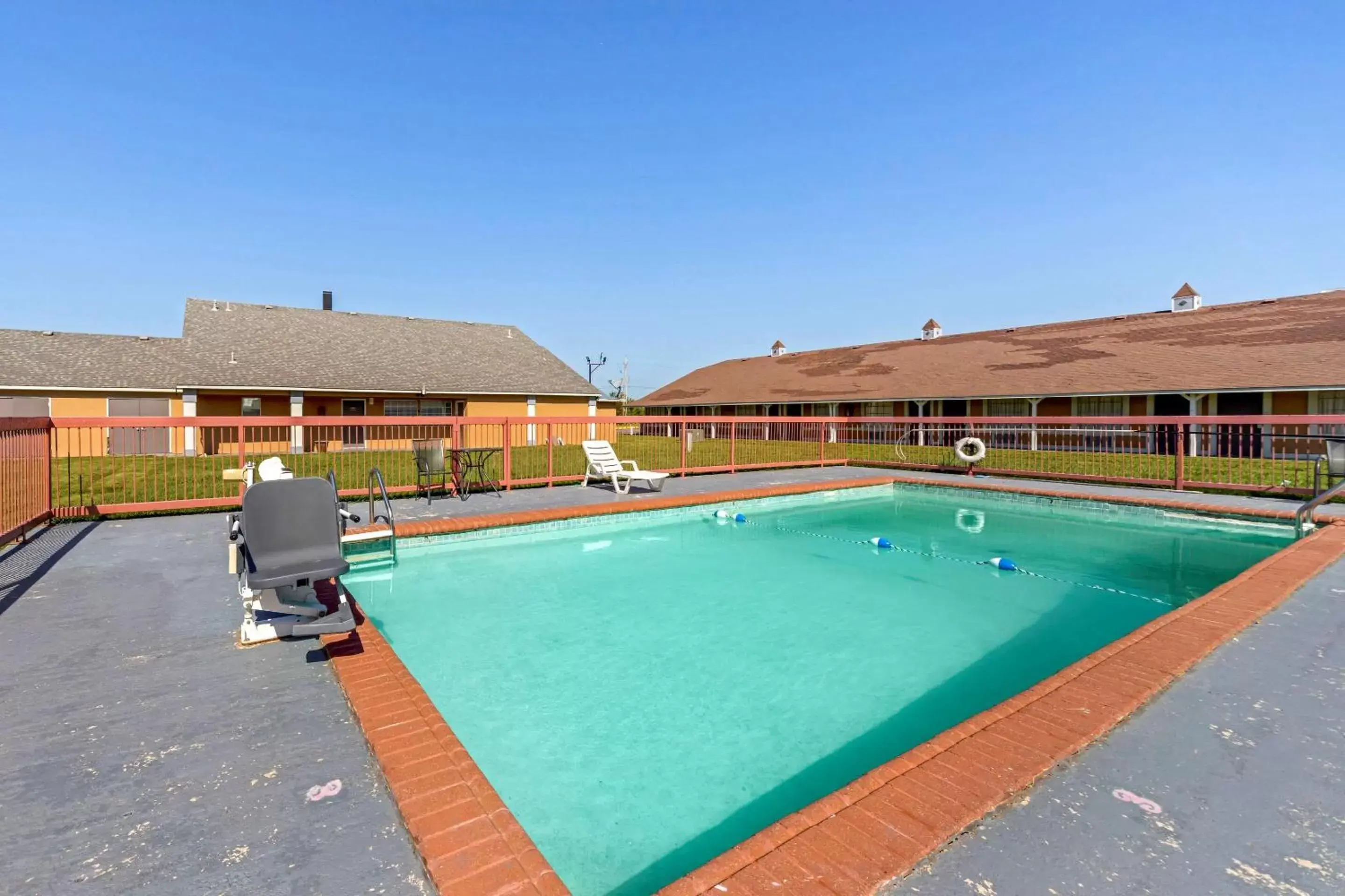 Activities, Swimming Pool in Econo Lodge Pryor
