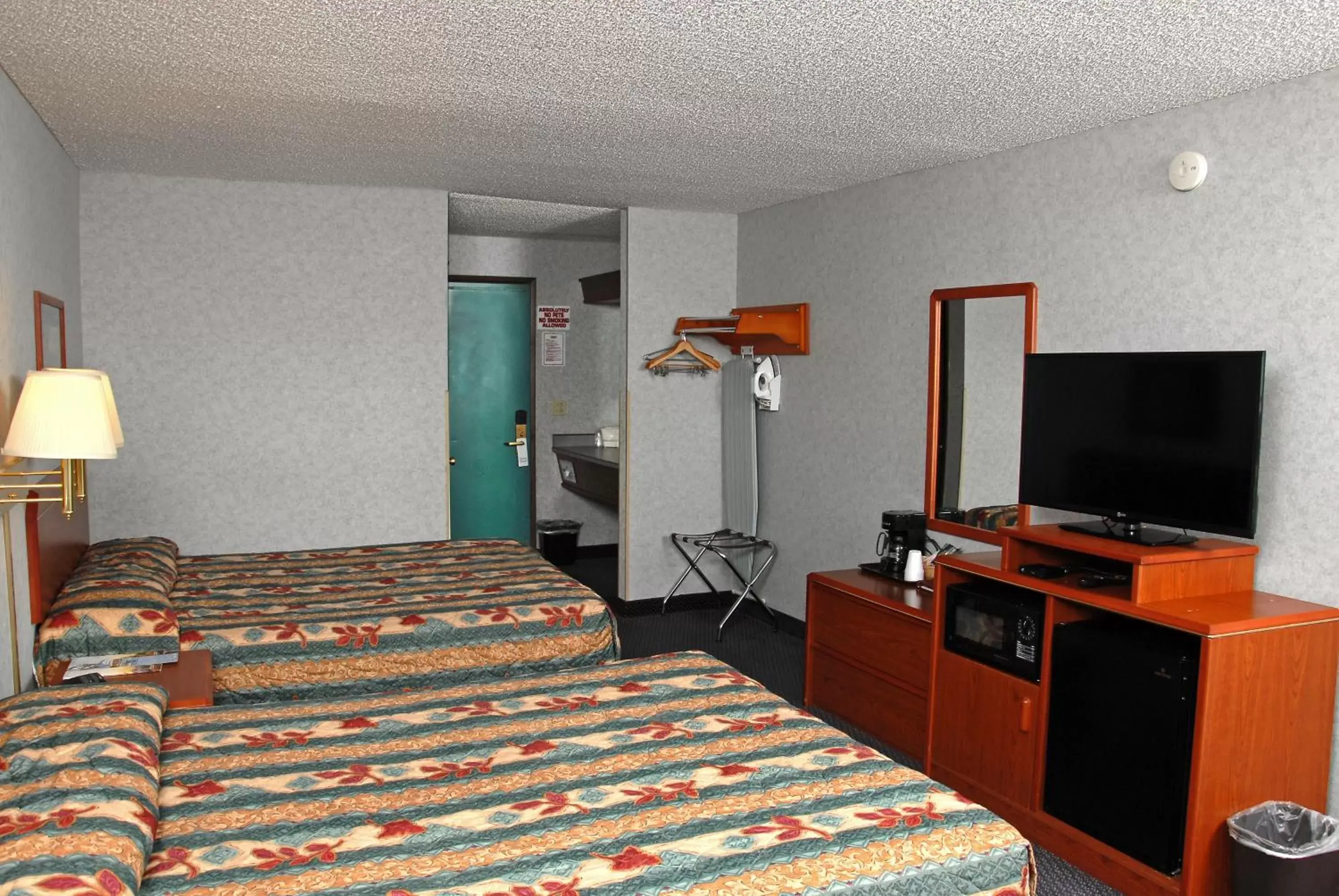 Photo of the whole room, Bed in Redmond Inn
