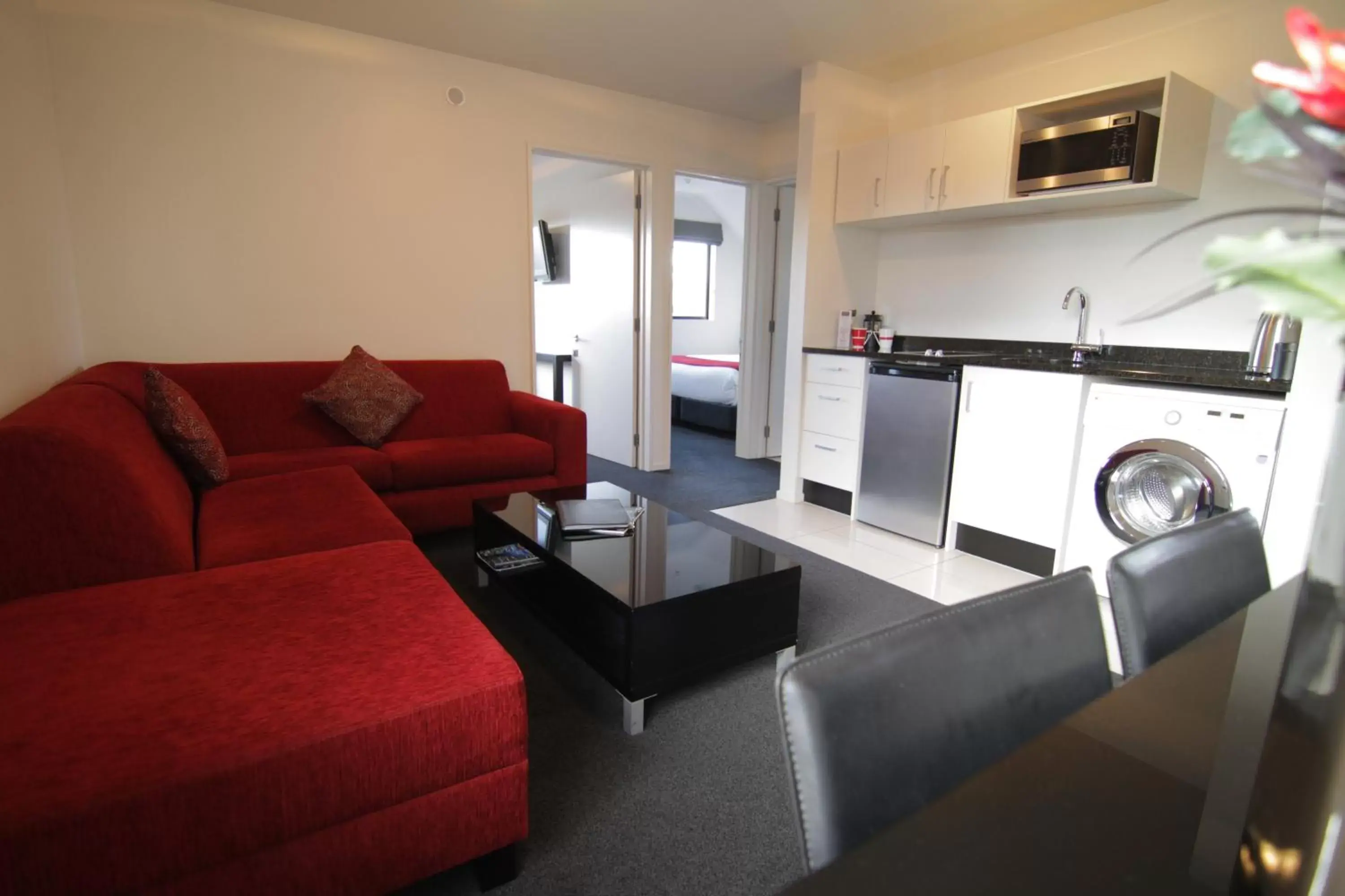 Kitchen or kitchenette, Seating Area in Metropolitan Motel on Riccarton