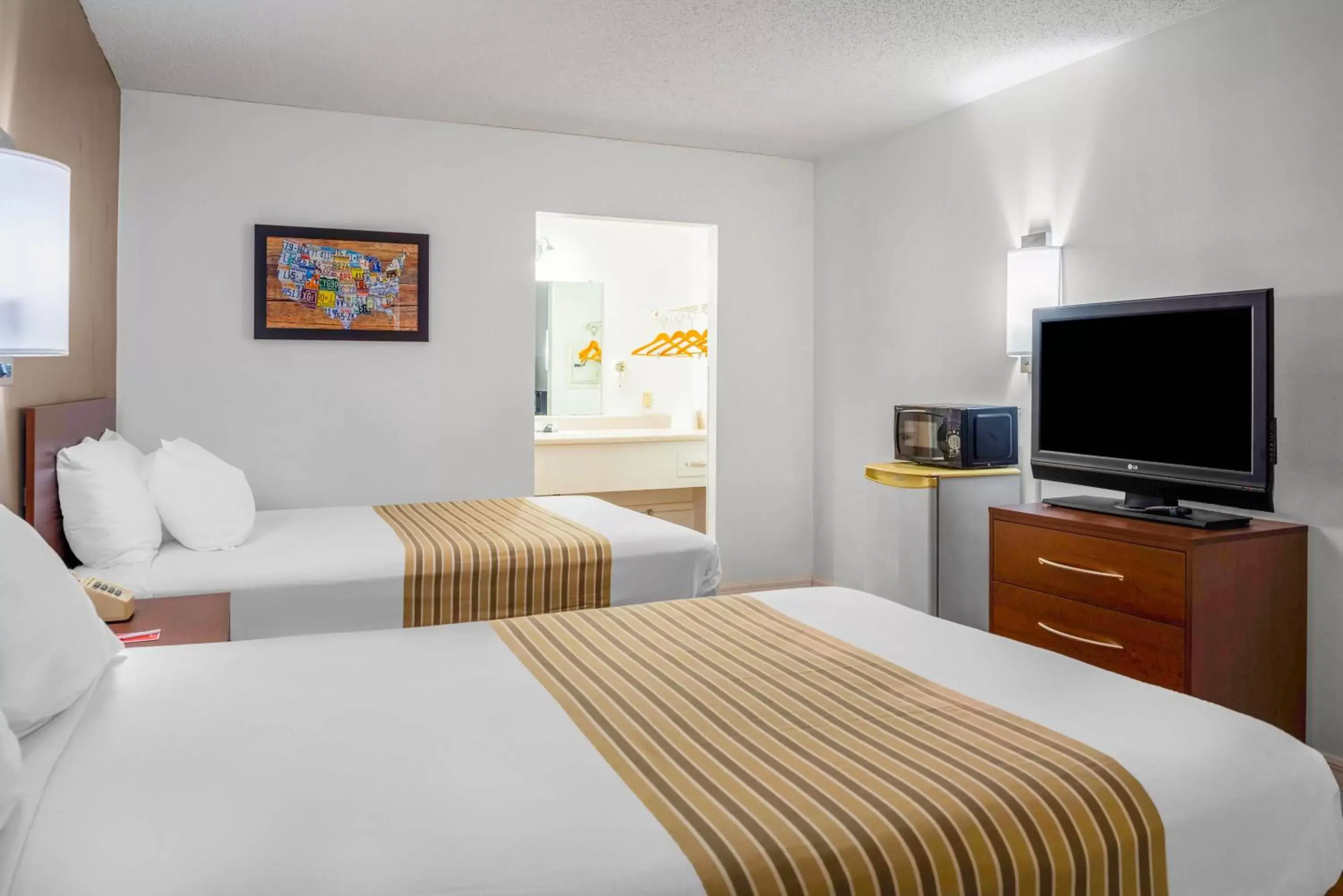 Photo of the whole room, Bed in Econo Lodge Crystal River