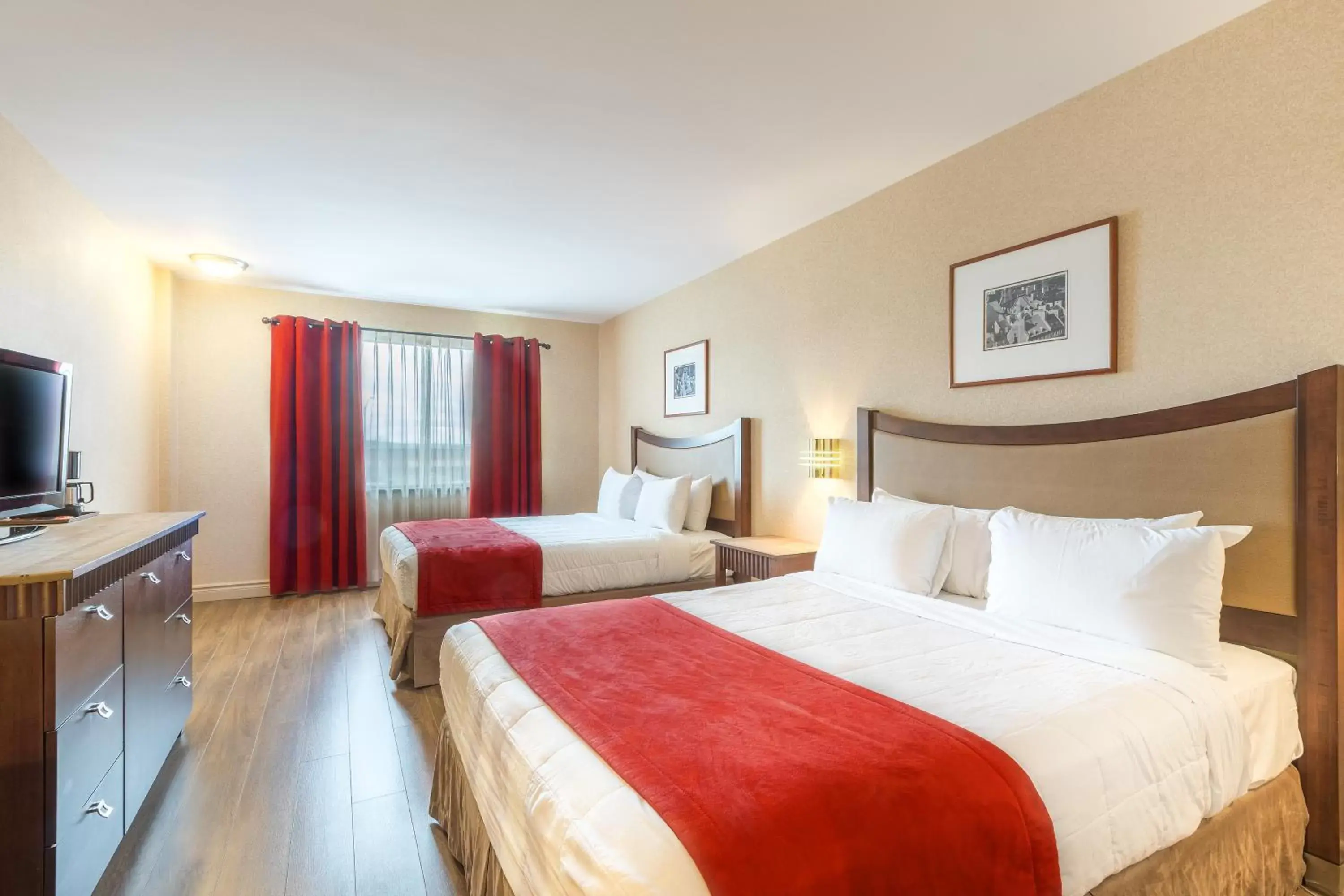 Shower, Bed in Hotel Ambassadeur et Suites