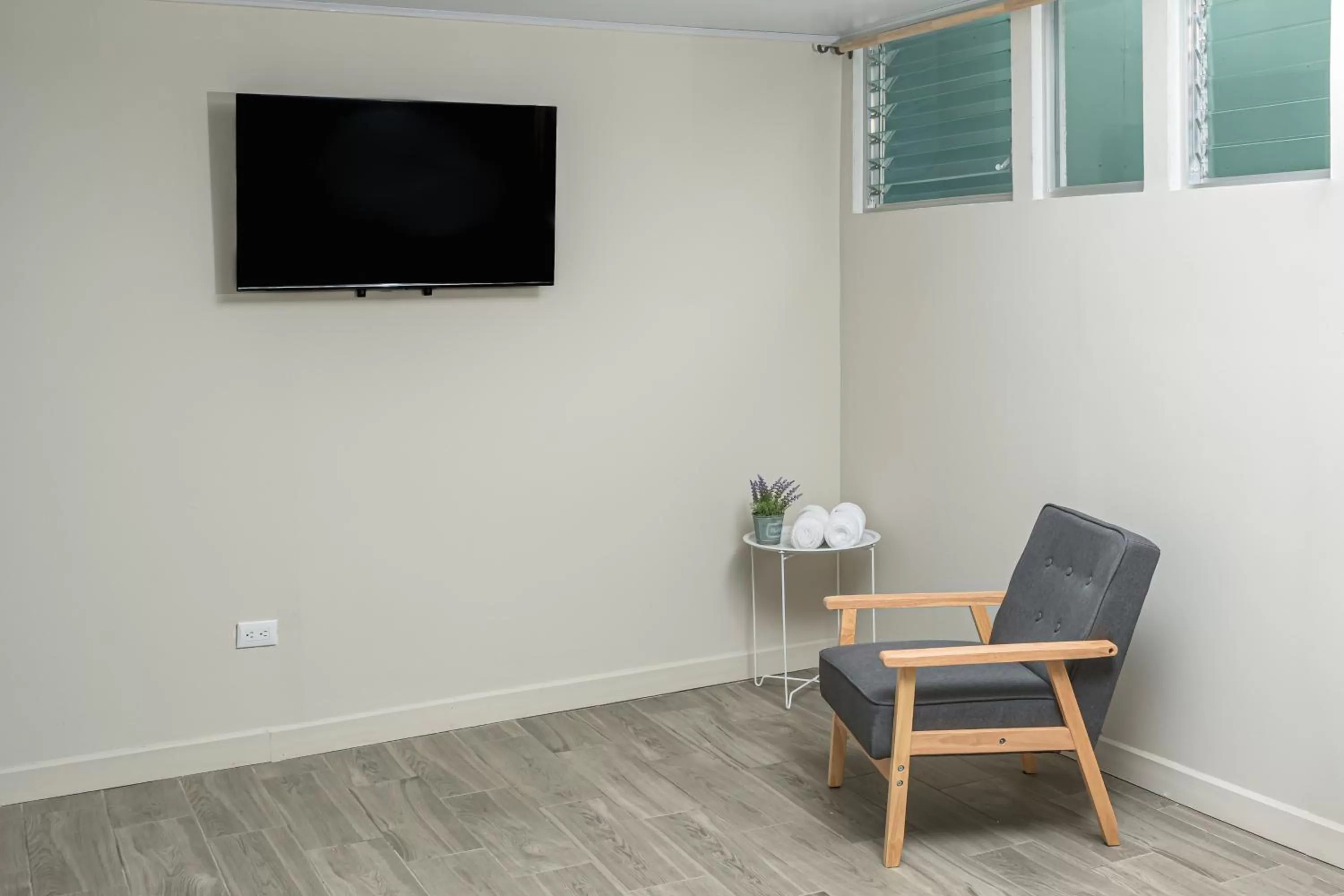 Communal lounge/ TV room, TV/Entertainment Center in Otoya Downtown