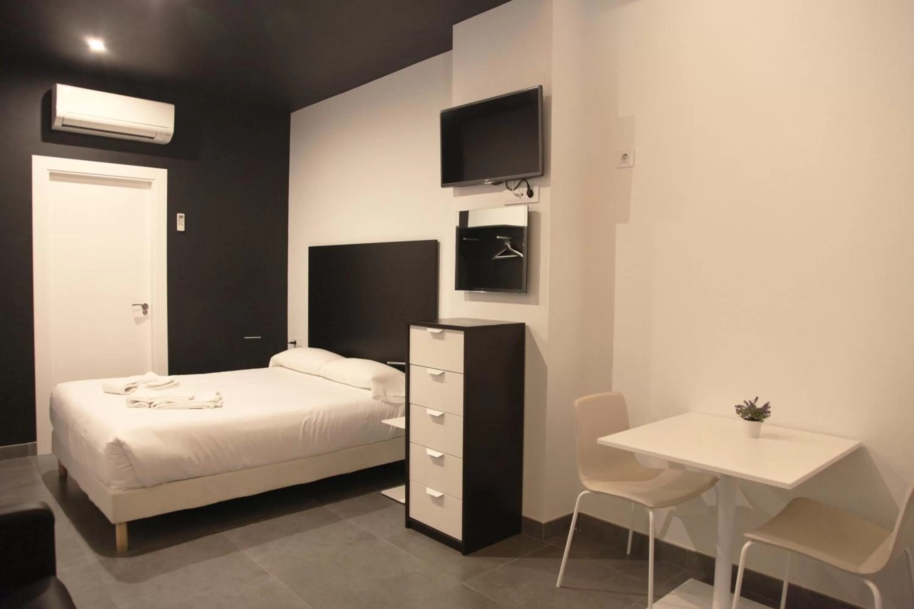 Photo of the whole room, Bed in Soho Valencia