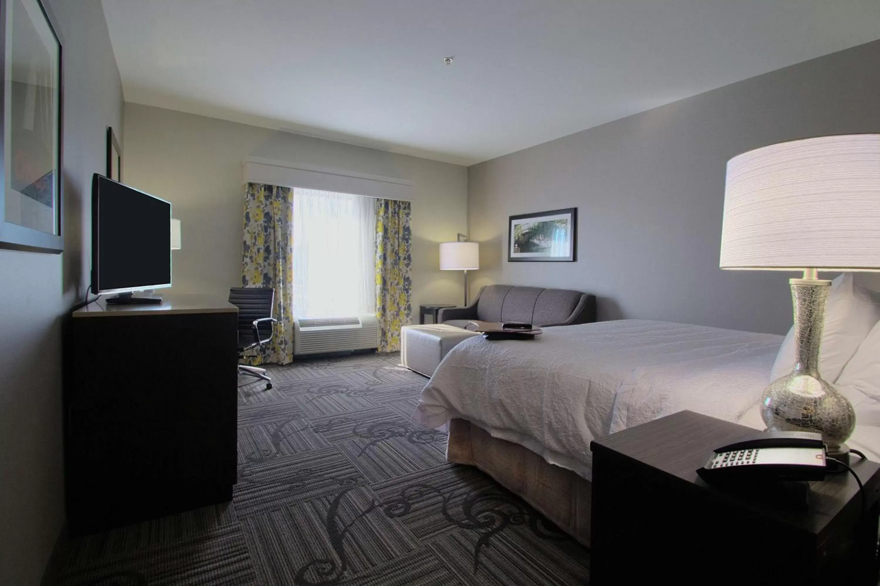 Bedroom, TV/Entertainment Center in Hampton Inn & Suites Columbus/University Area