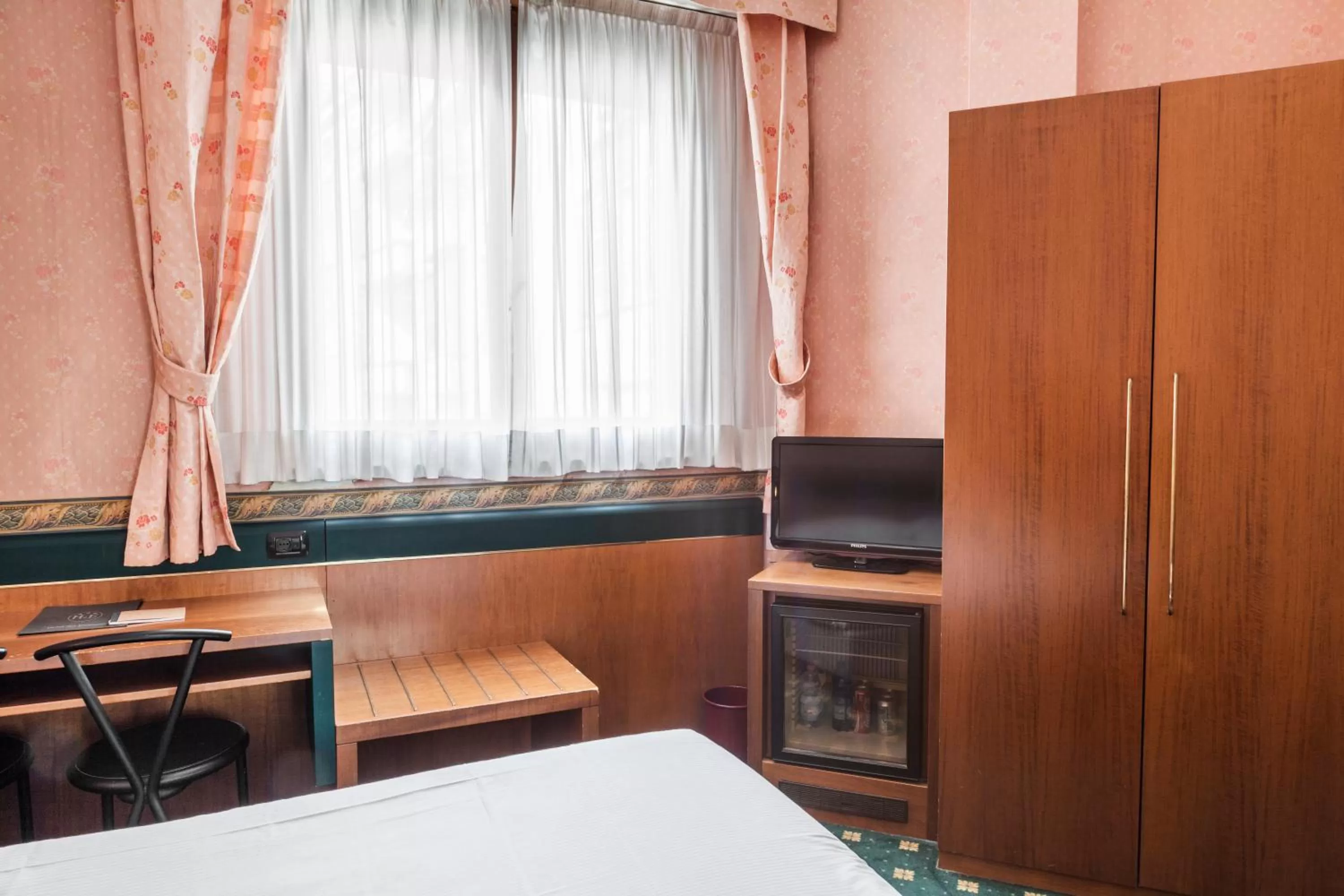 TV and multimedia, Bed in Hotel Des Etrangers