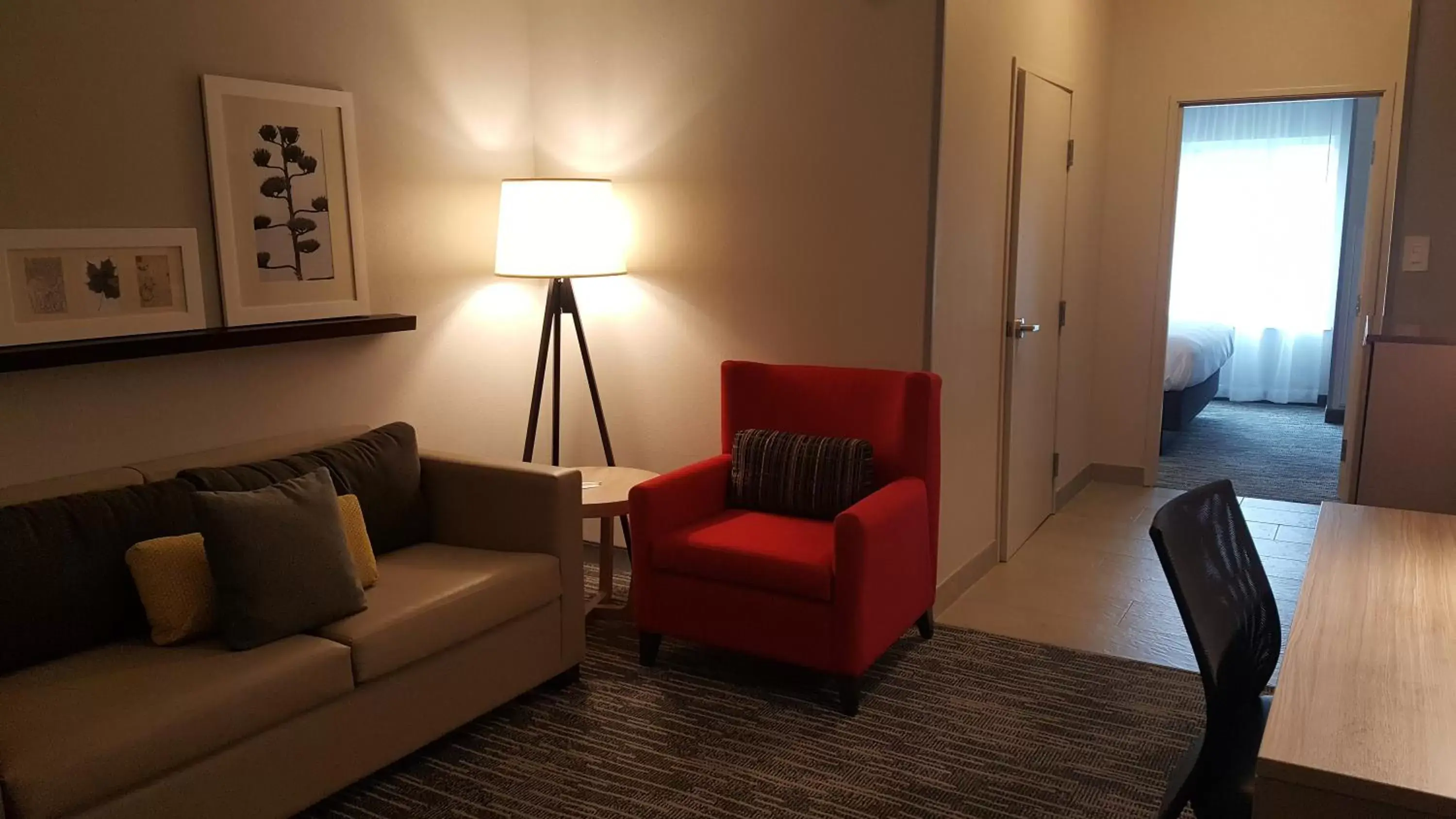 Living room, Seating Area in Country Inn & Suites by Radisson, Savannah Midtown, GA