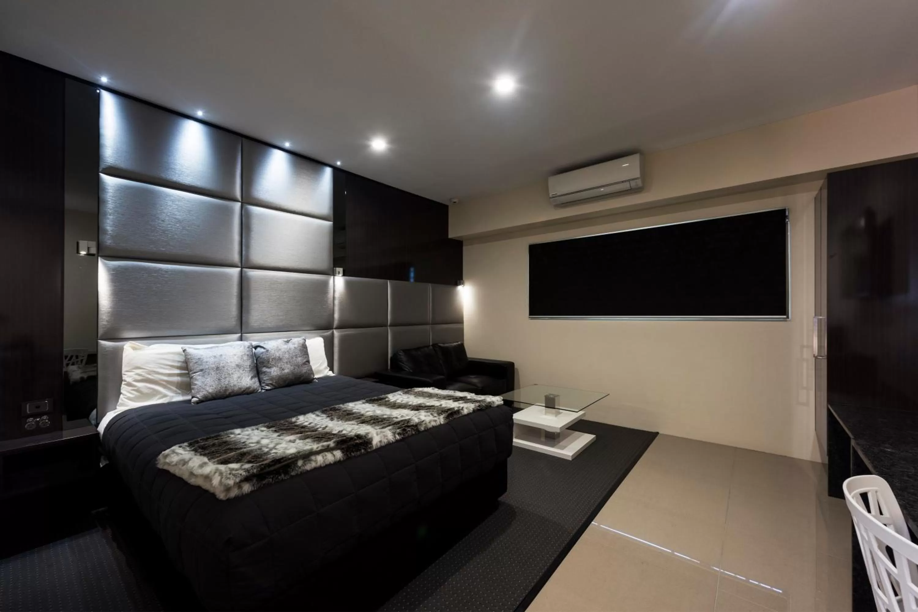 Living room, Bed in Abbey Motor Inn