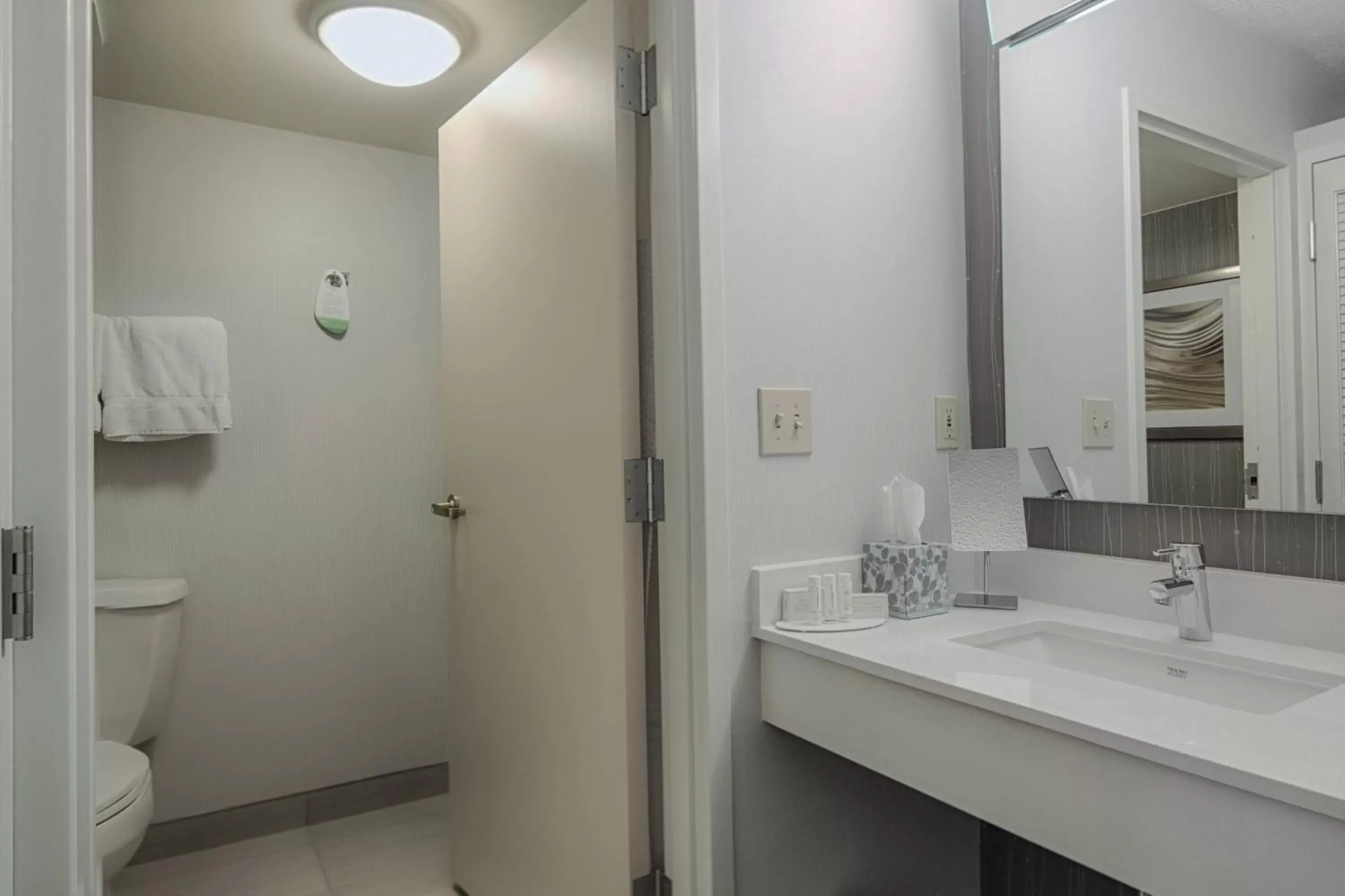 Bathroom in Courtyard by Marriott Dallas DFW Airport North/Irving