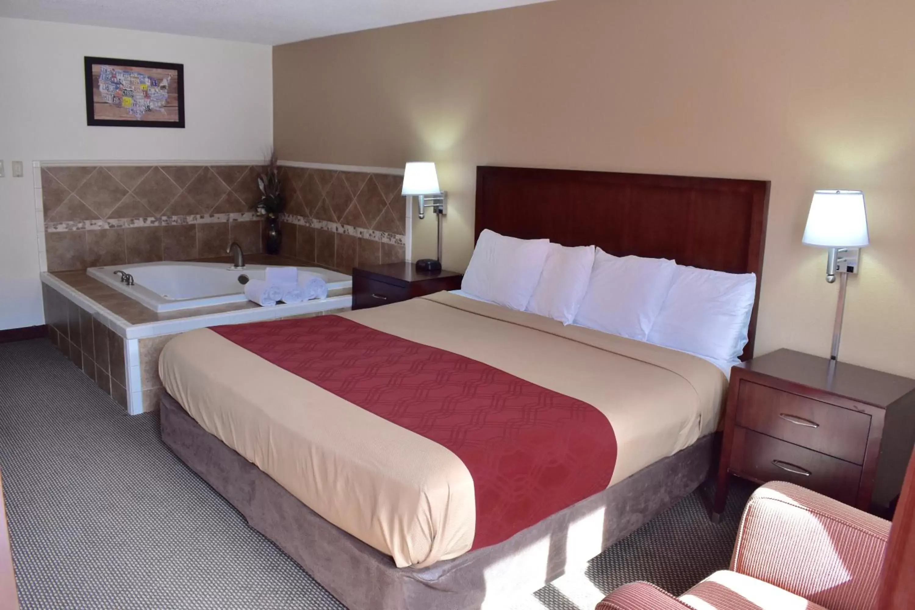 Hot Tub, Bed in Bridge Views Inn Stroudsburg