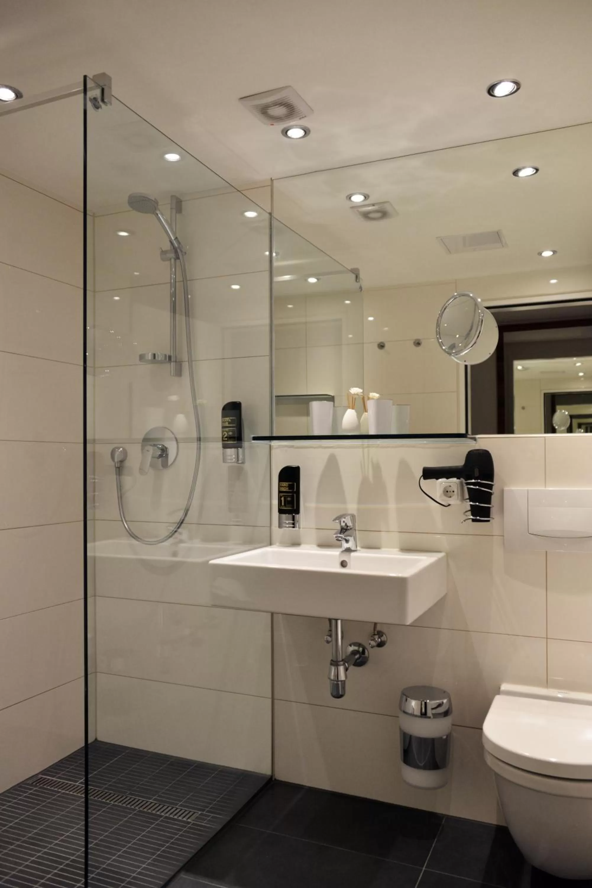 Bathroom in Arthotel Munich