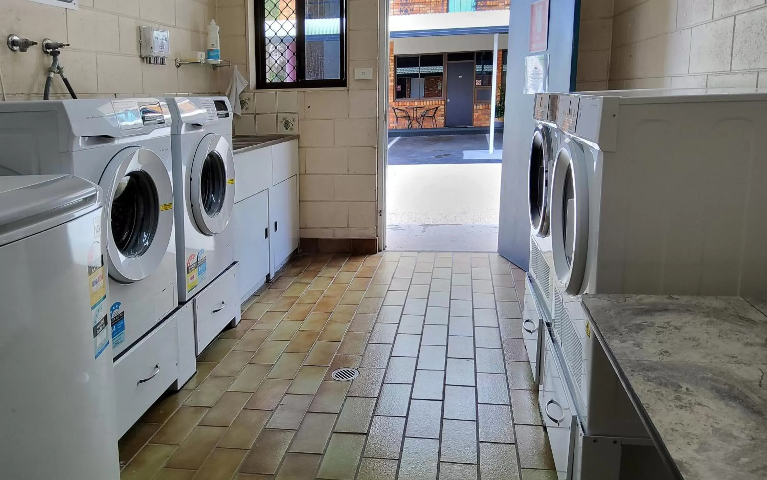 laundry, Kitchen/Kitchenette in Archer Park Motel