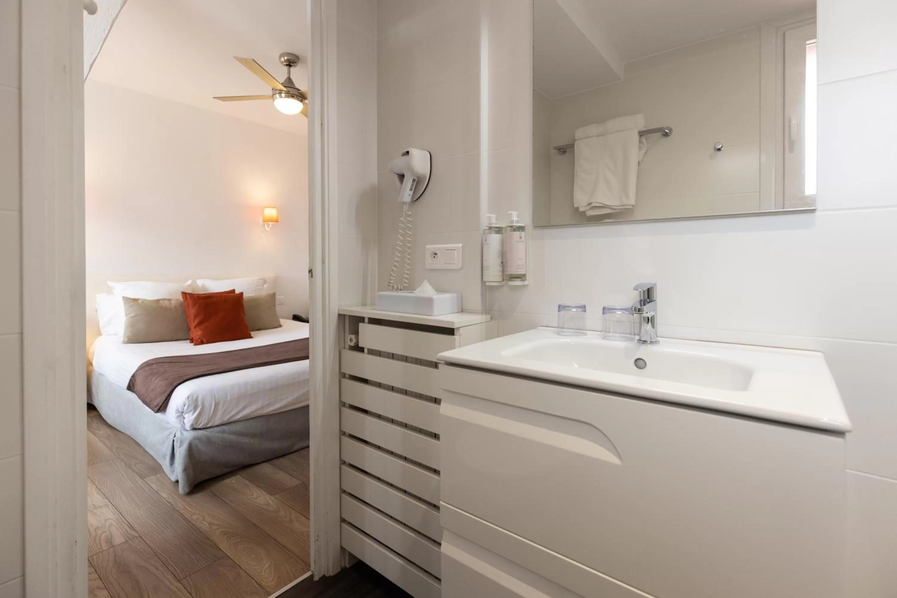 Bathroom, Bed in Hôtel & Espace Bien-être La Maison du Lierre