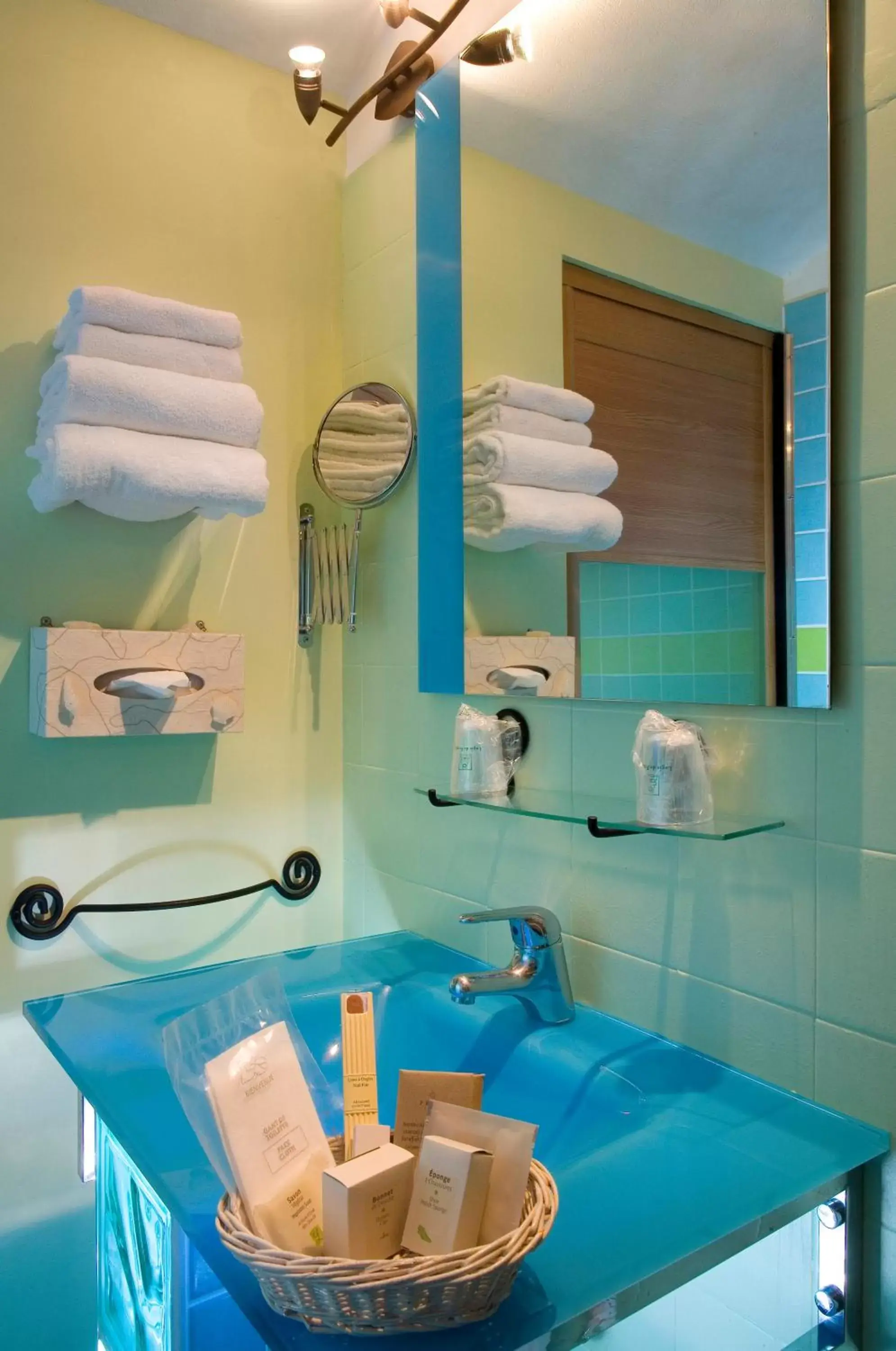 Bathroom in Logis Auberge De Tavel