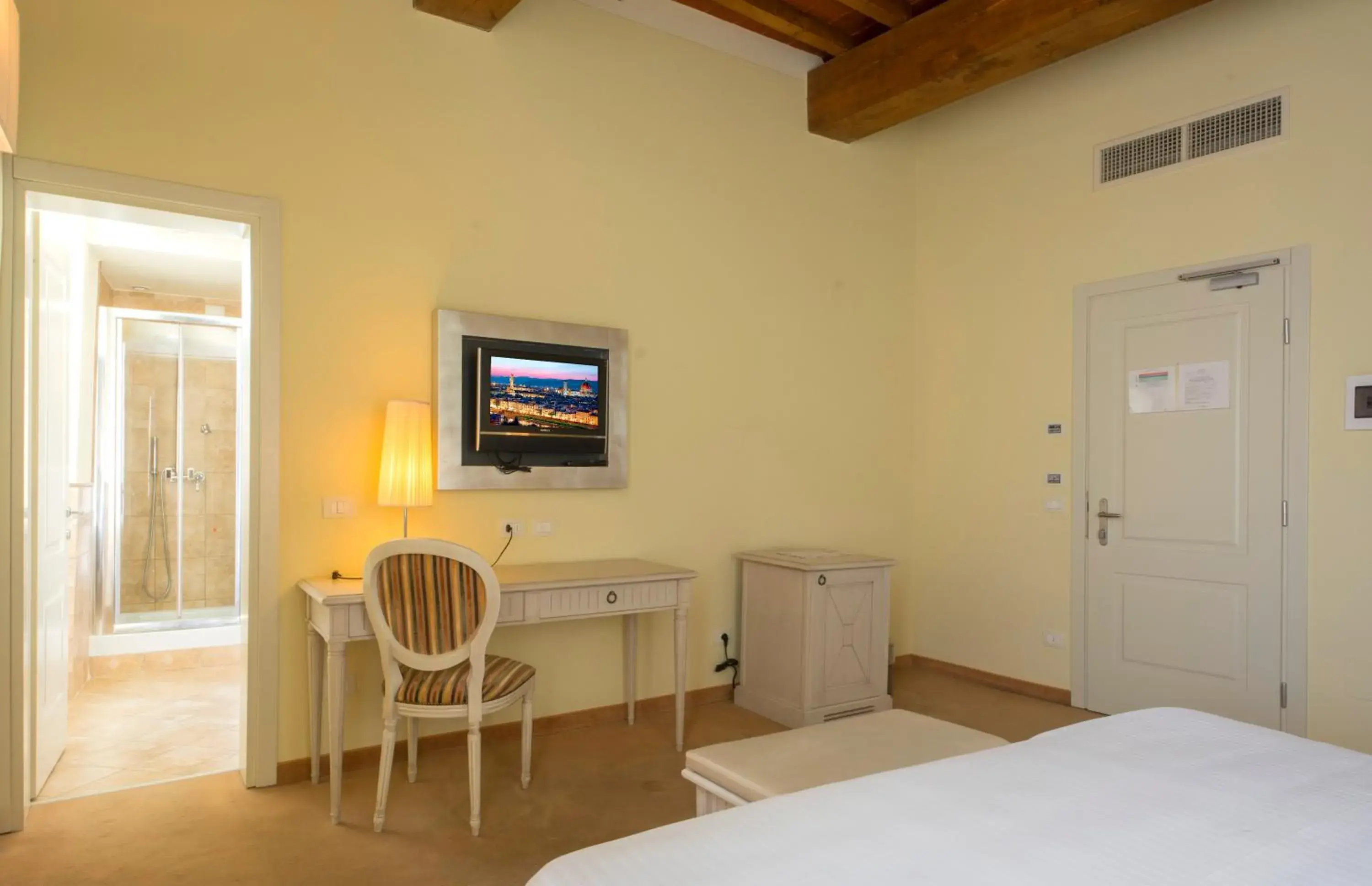 Bed, TV/Entertainment Center in LHP Hotel Certaldo