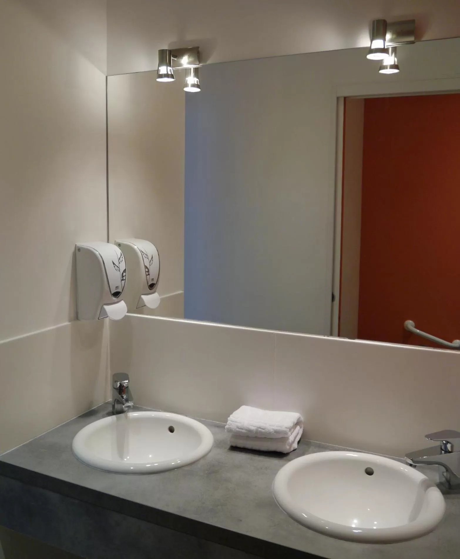 Bathroom in Hôtel des Ambassadeurs